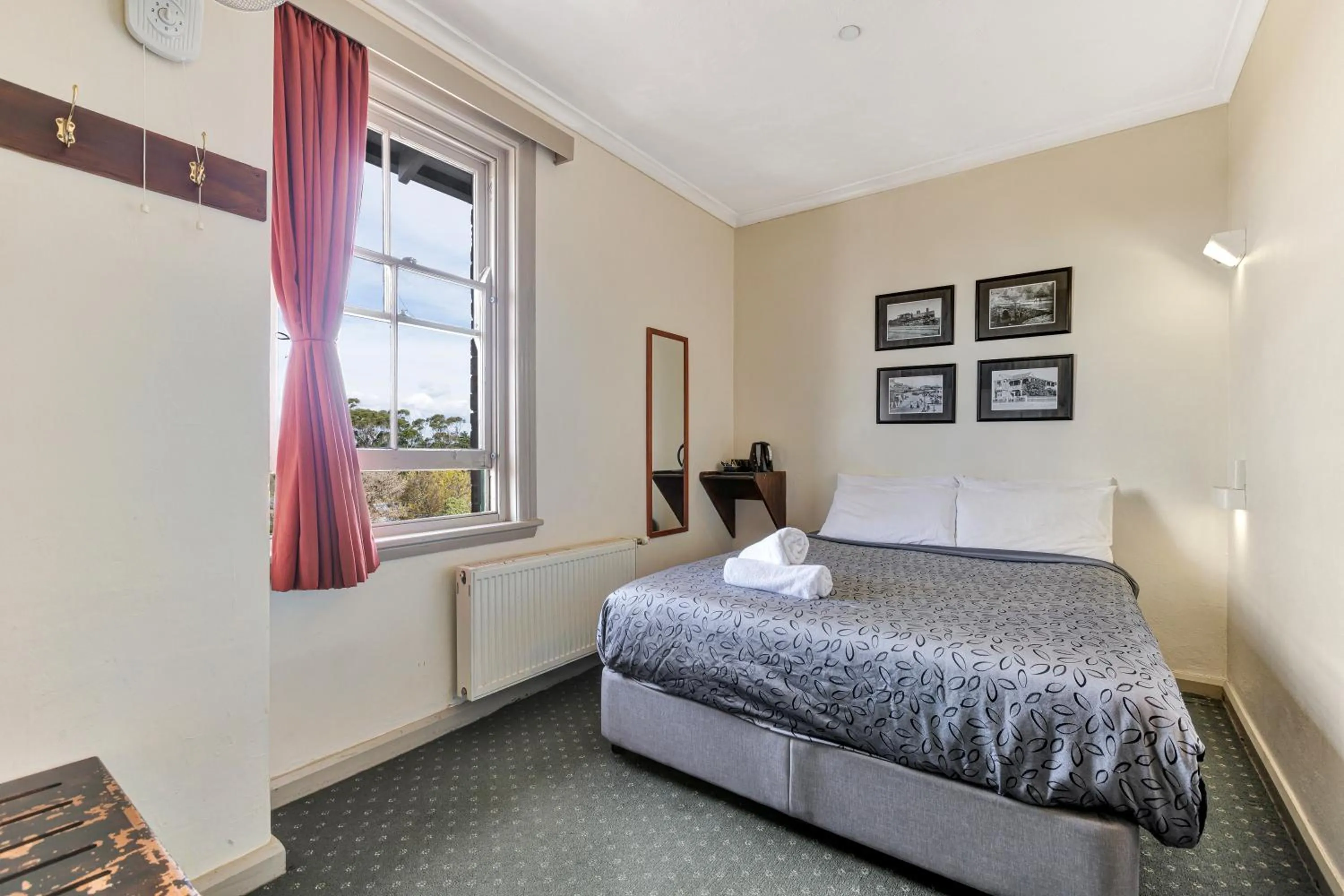 Queen Room with Bathroom in YHA Blue Mountains Katoomba
