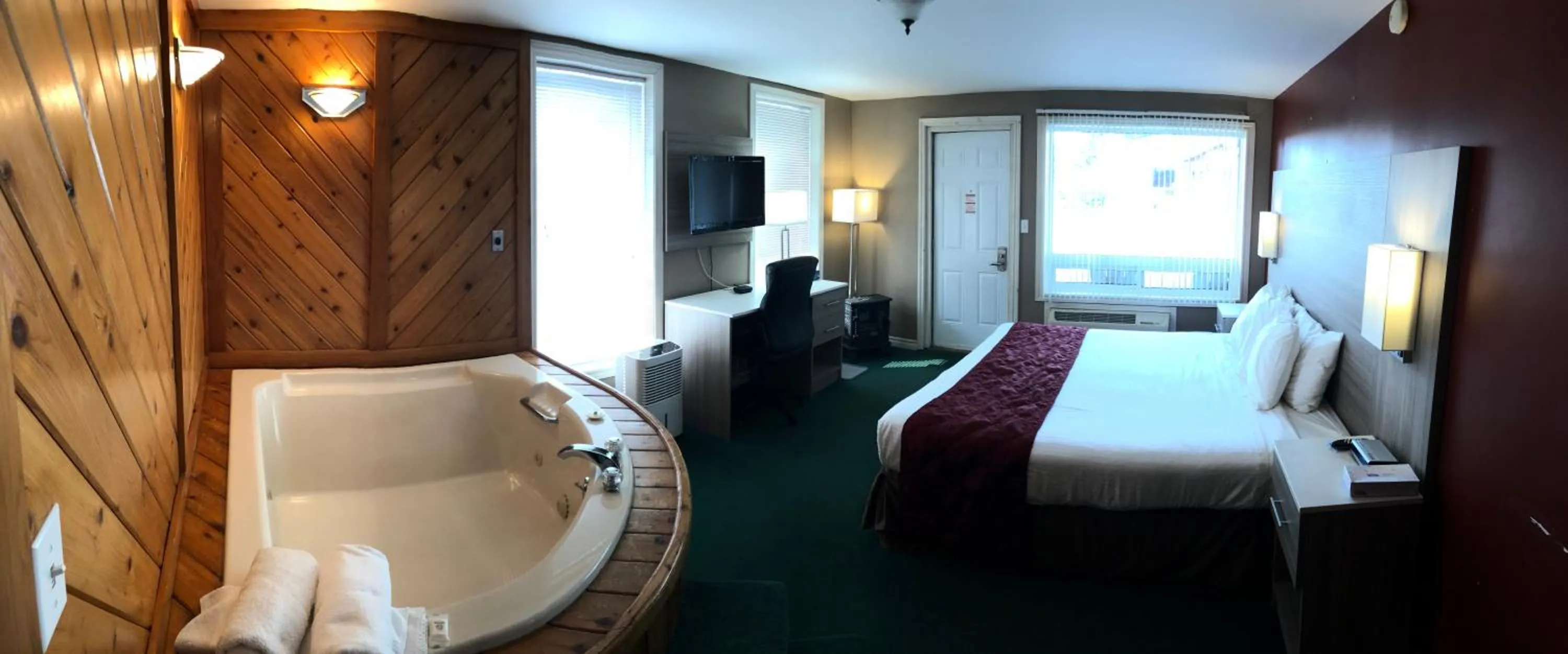 Deluxe King Room - Non-Smoking in Knights Inn Huntsville