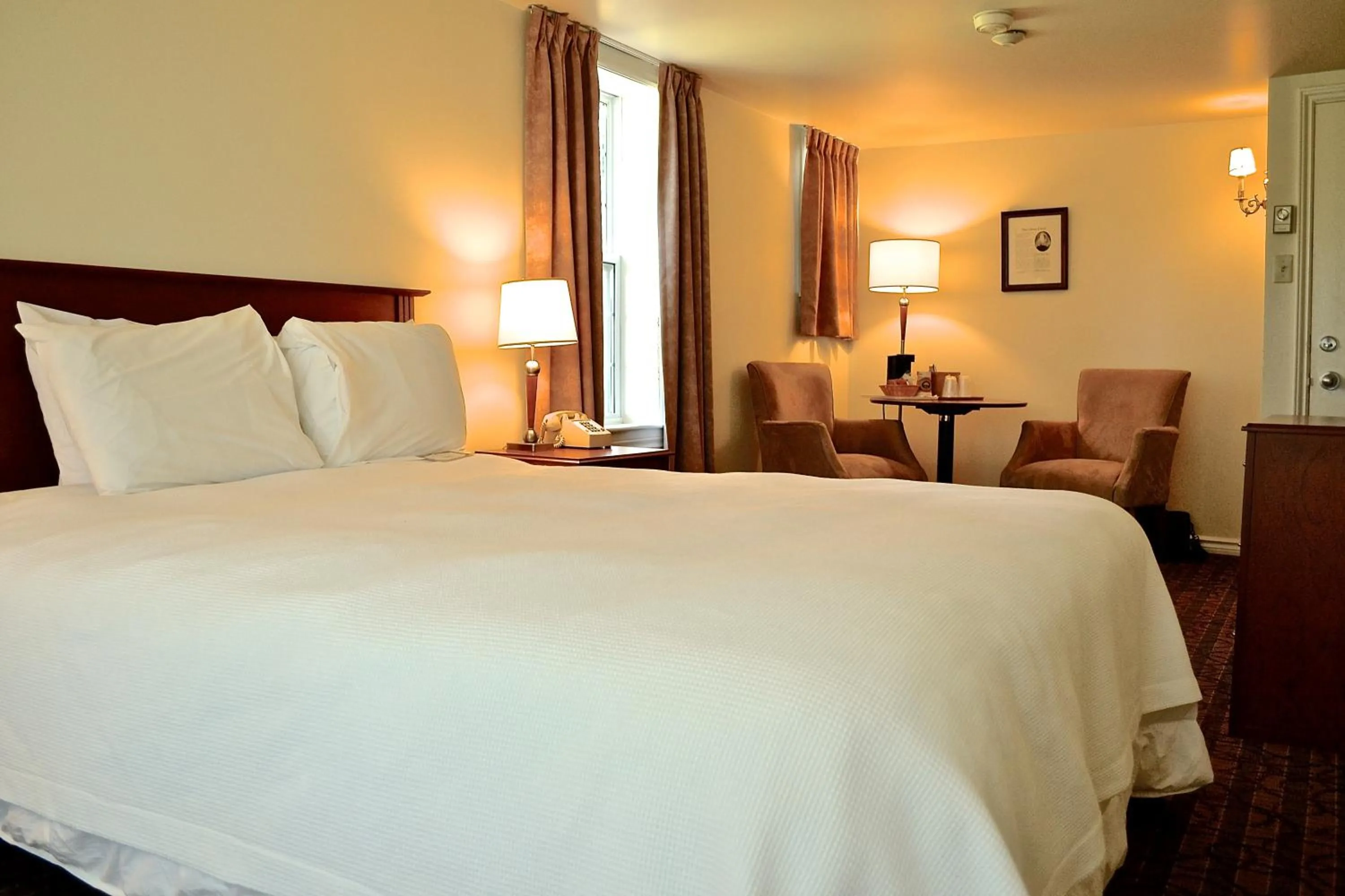 Queen Room in Inverary Resort