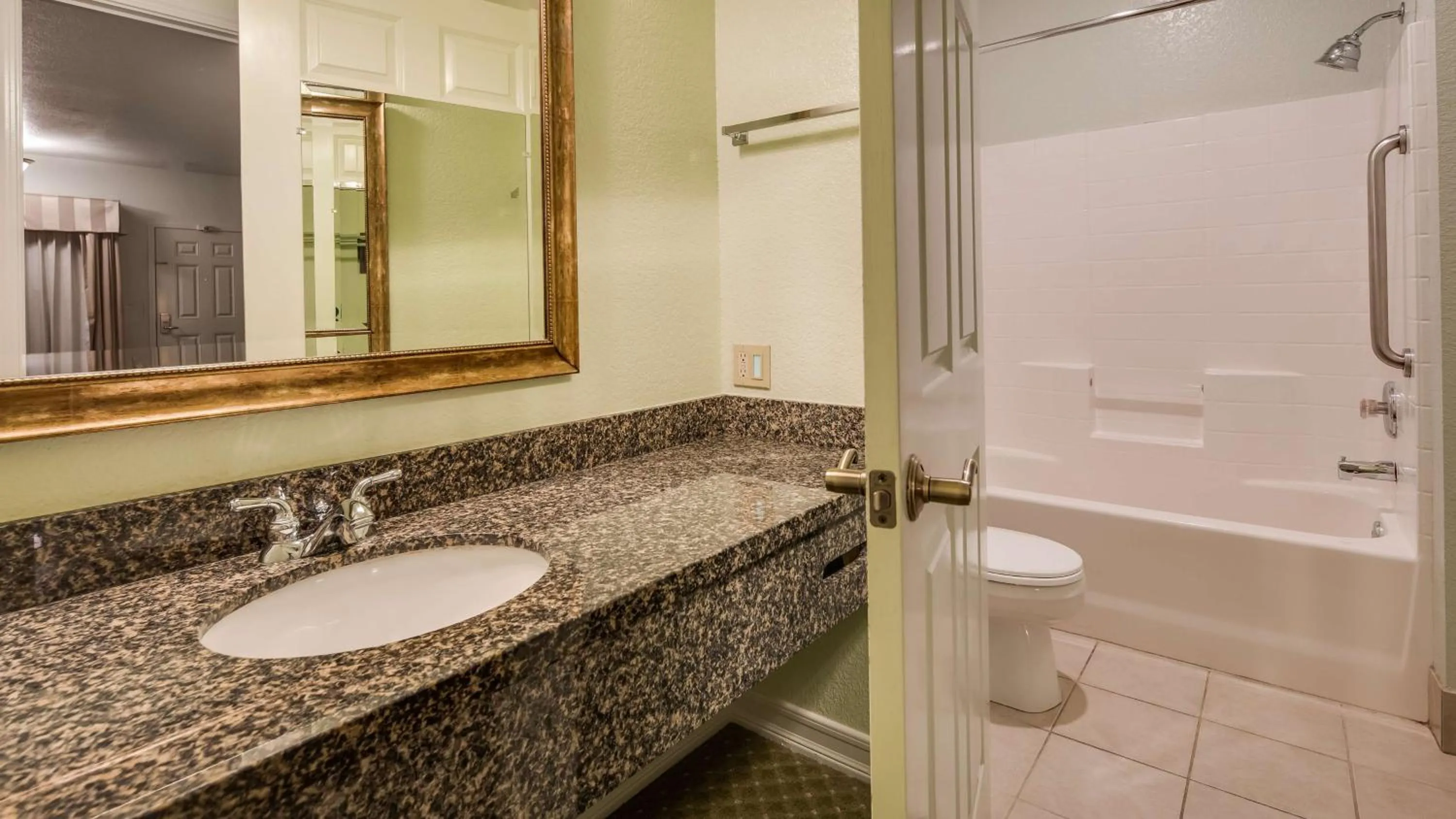 King Room with Balcony and Bay View - Whirlpool/Non-Smoking in Best Western Plus Bayshore Inn