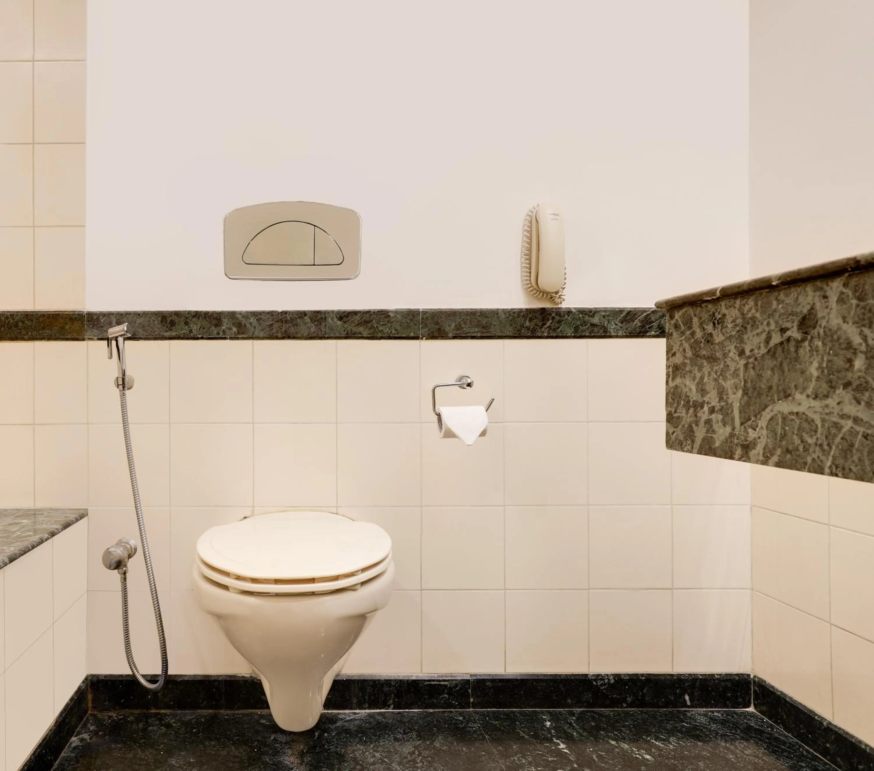 Deluxe Twin Room - single occupancy in Lemon Tree Hotel, Indore