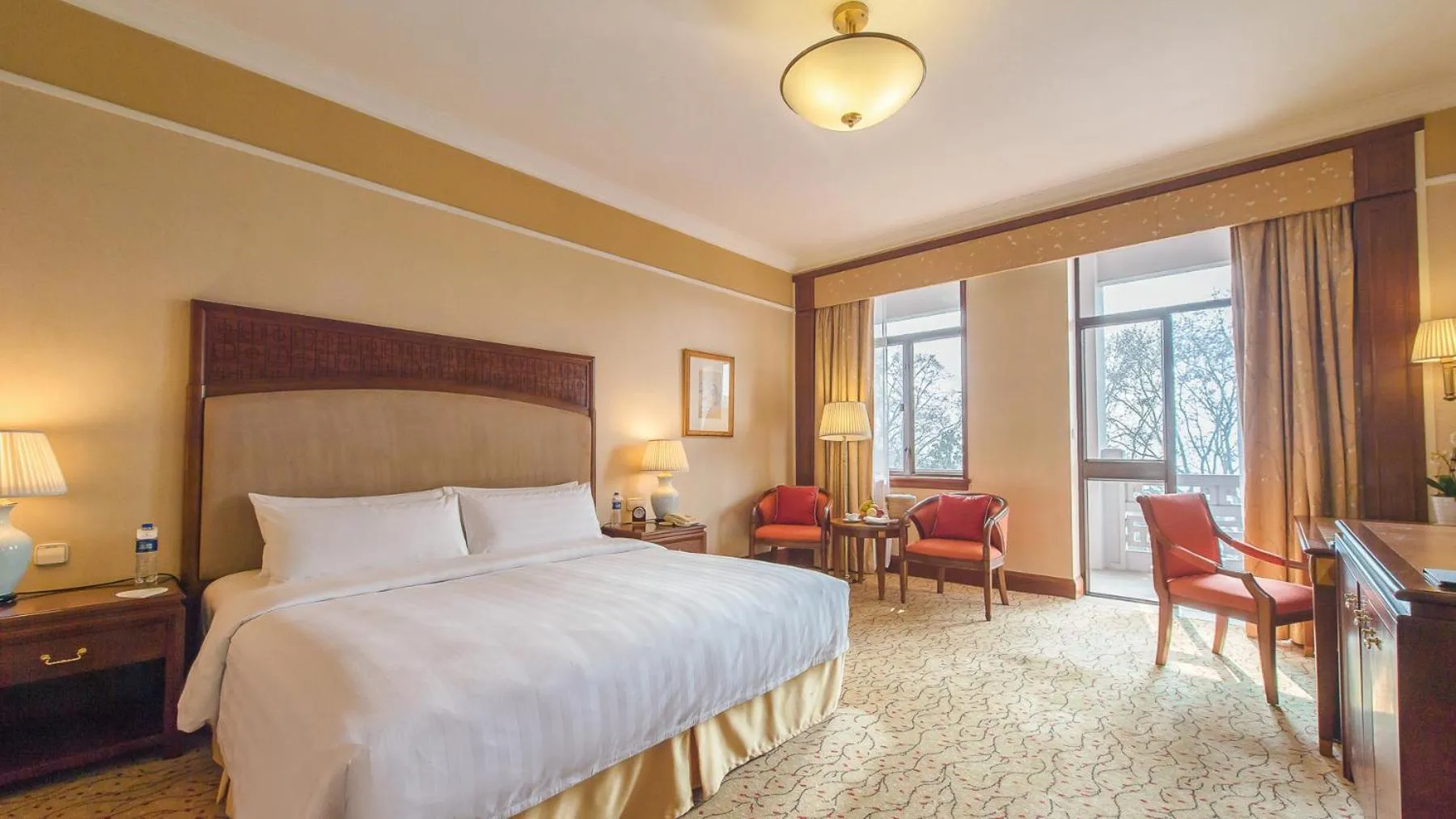 Horizon Lakeside King Bed Room in Shangri-La Hangzhou - The back garden of West Lake