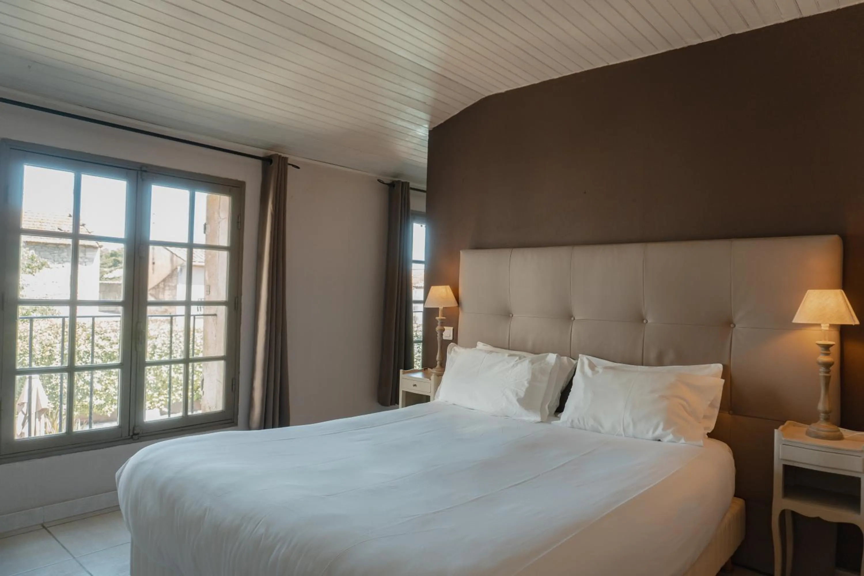 Superior Room with Pool View in Hôtel Les Magnanarelles