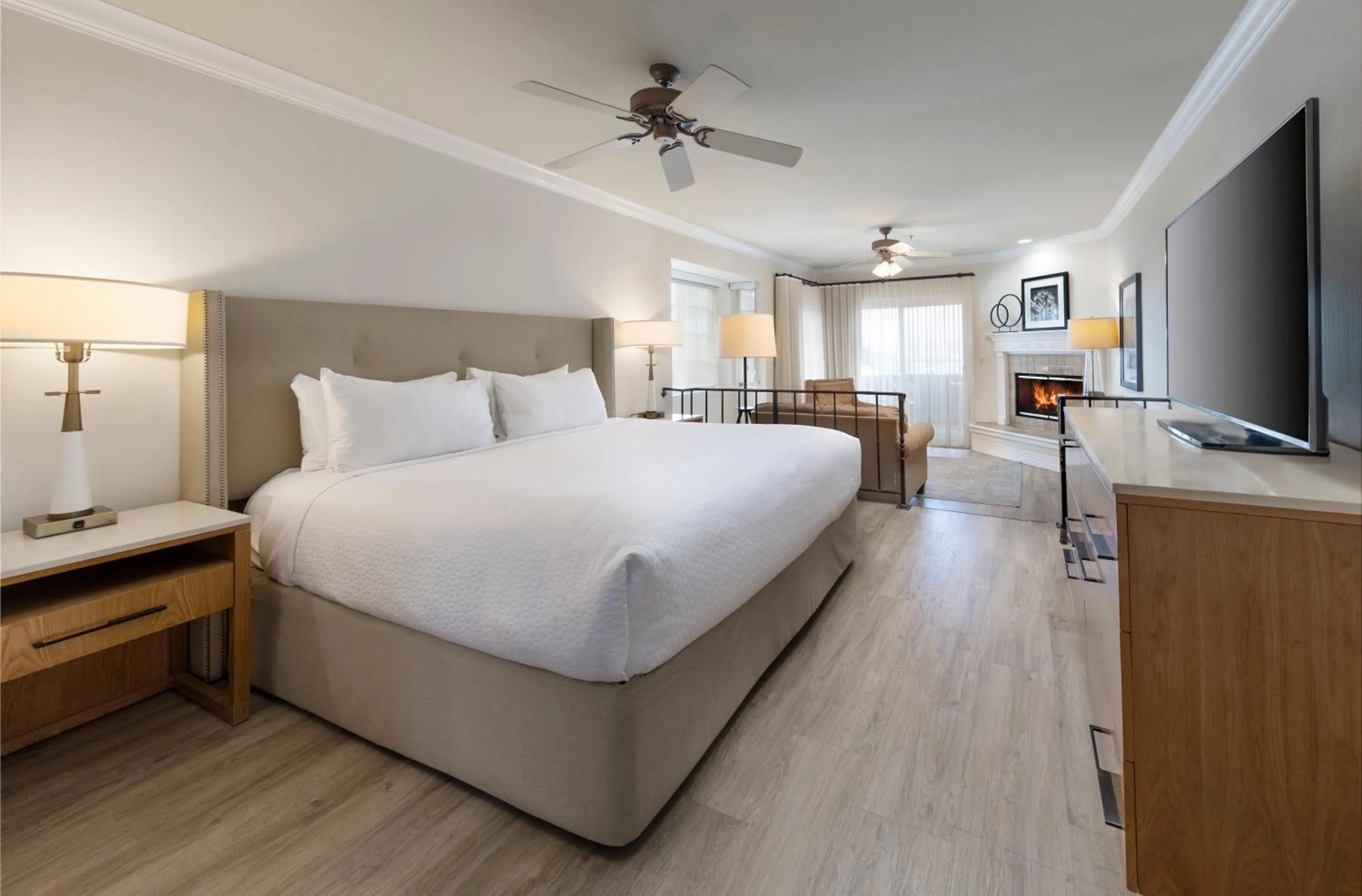 King Suite with Partial View in Pelican Inn & Suites