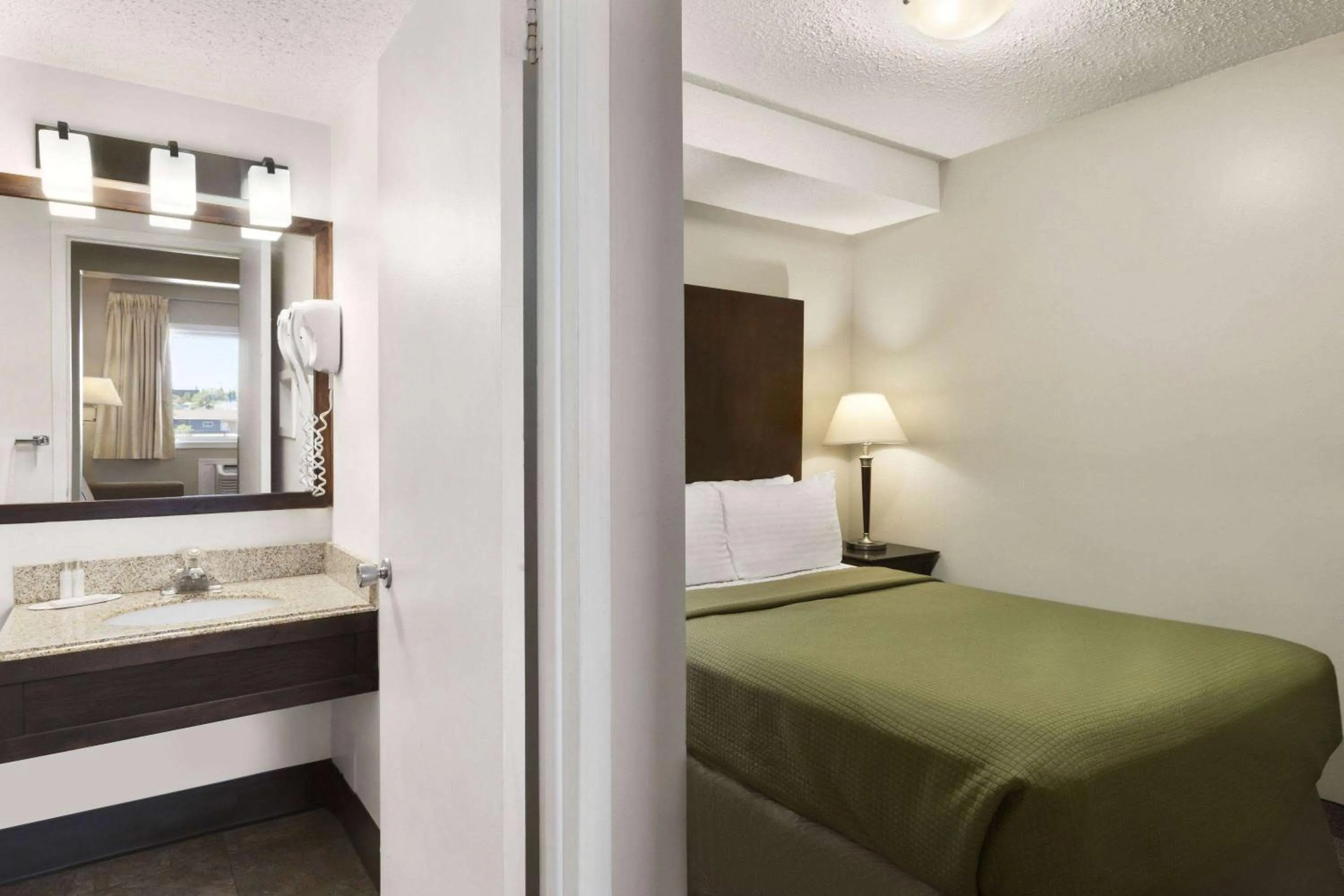 1 Queen Bed and 1 Double Bed, Studio Suite, Non-Smoking in Thriftlodge Saskatoon