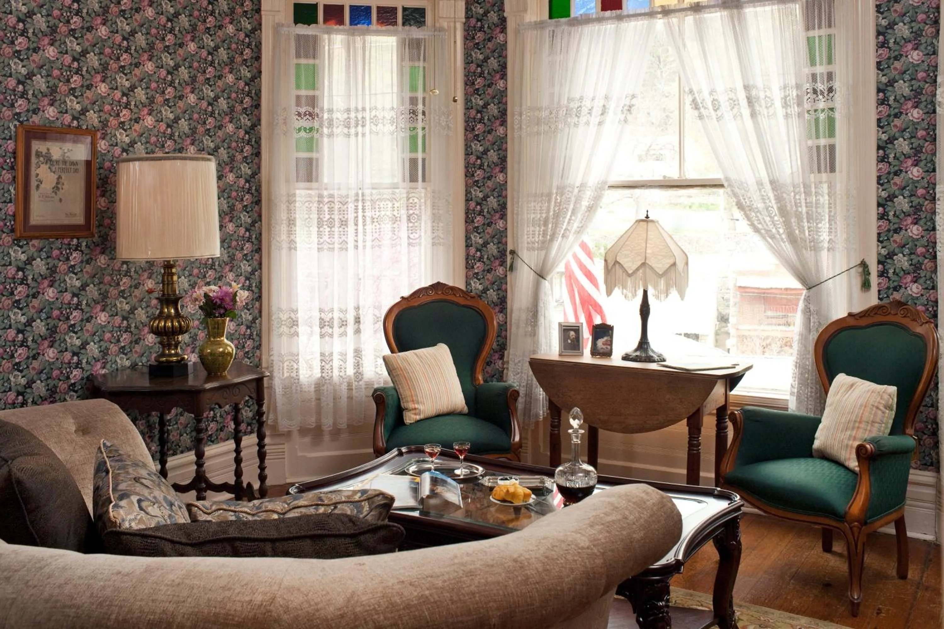 Sarah Bernhardt in Cliff Cottage Inn, Downtown Bed & Breakfast