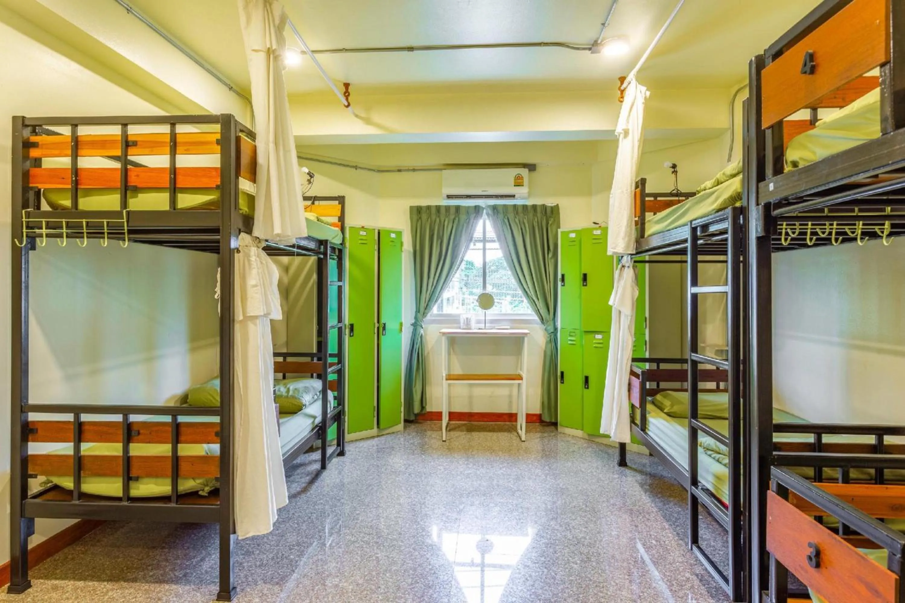 Bed in 8-Bed Mixed Dormitory Room in OYO 928 Leaf Hostel