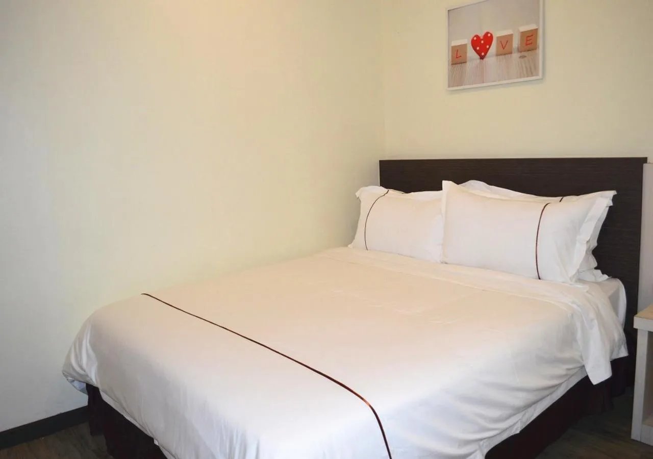 Standard Queen Room - no window in Angsoka Hotel