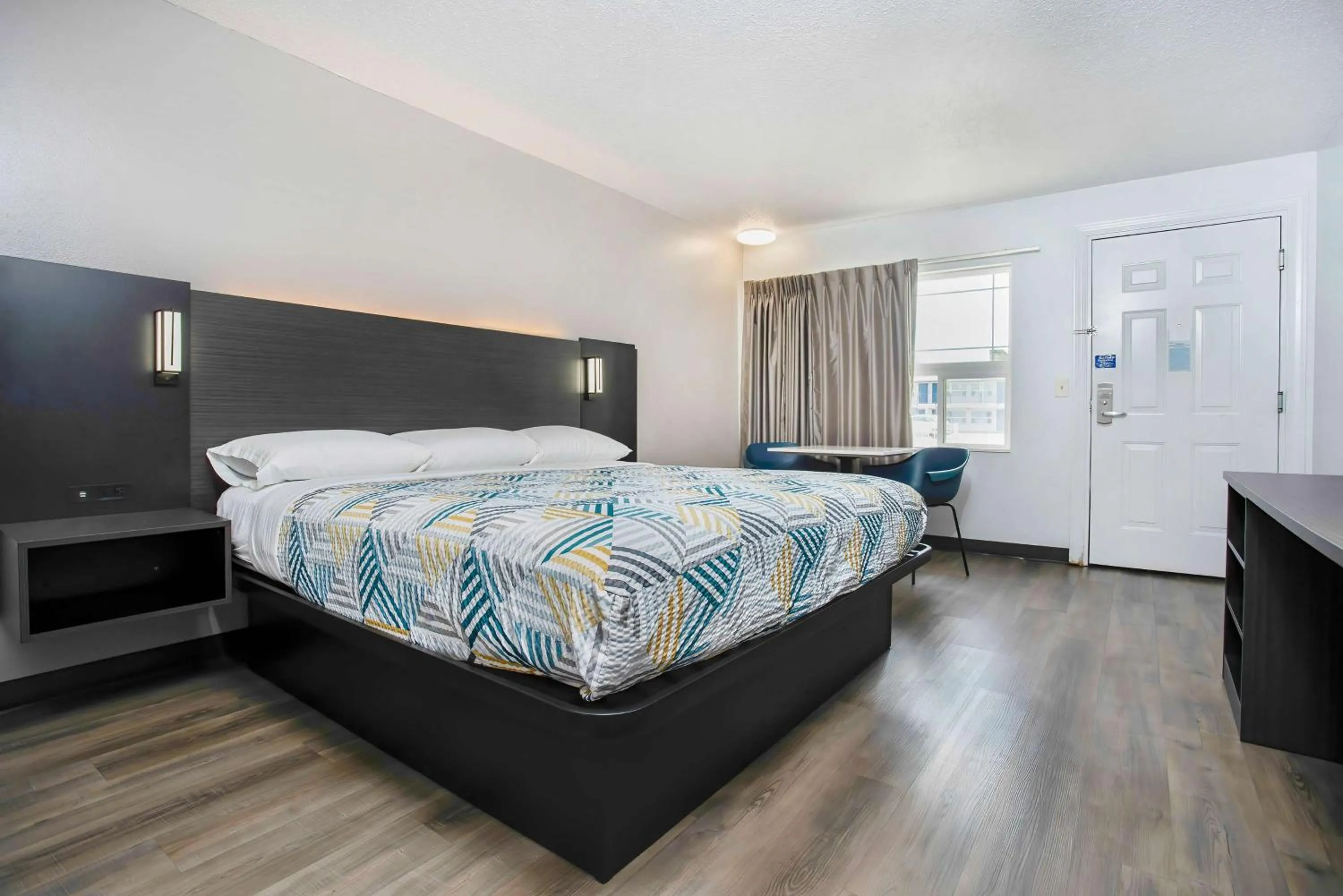 Queen Room - Smoking in Motel 6-Bend, OR