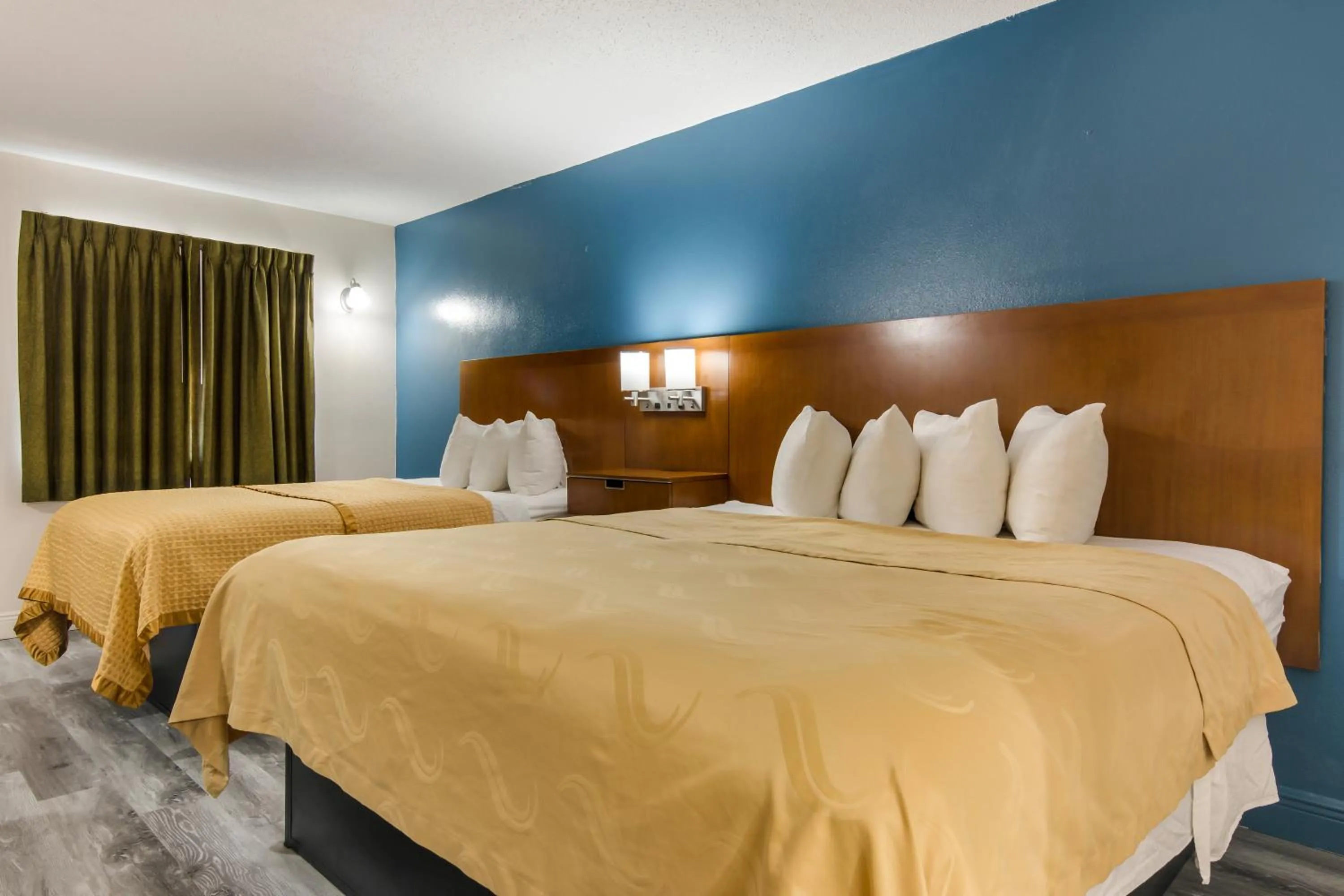 Quadruple Room - Non Smoking in Rodeway Inn Broken Bow-Hochatown