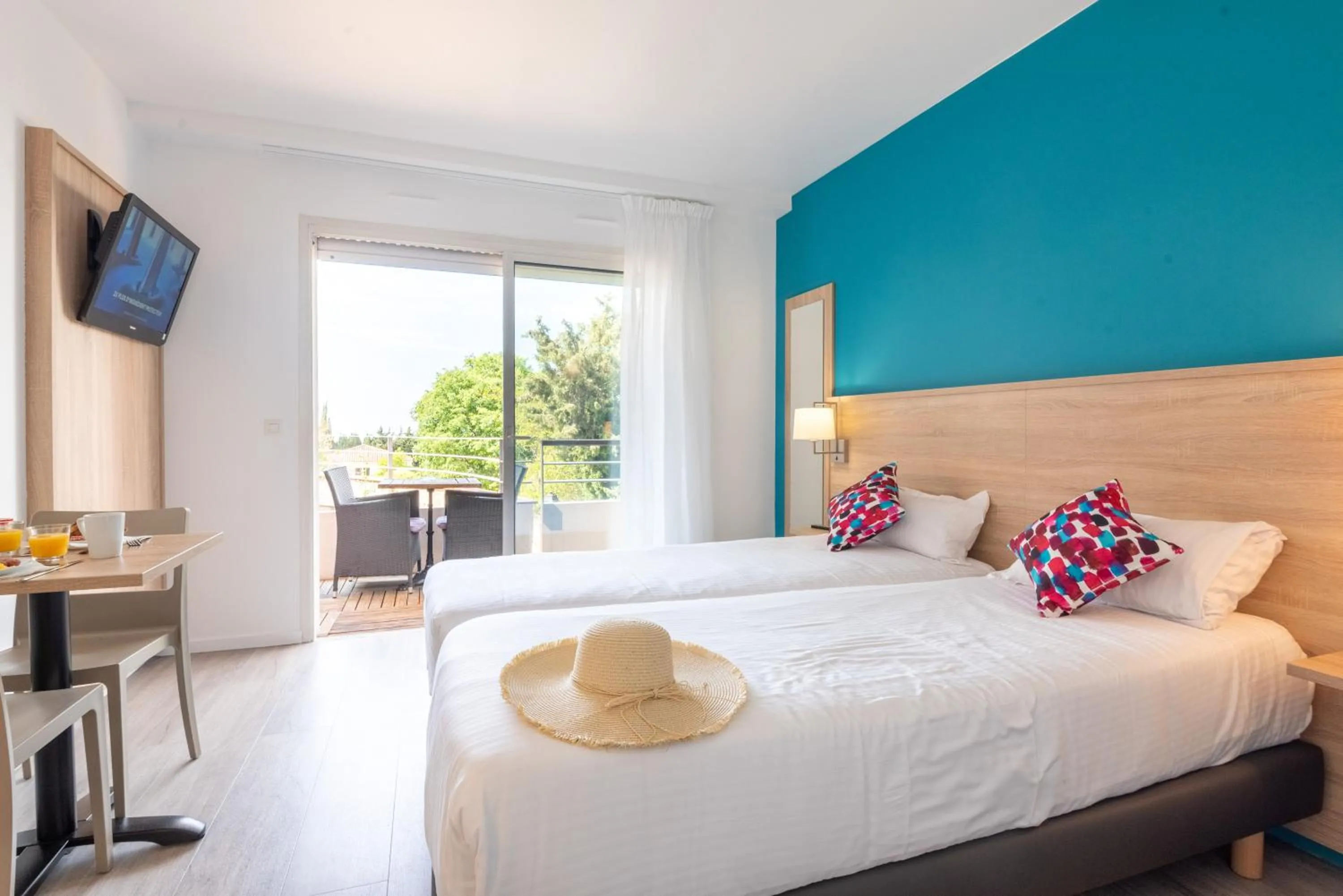 Studio Twin Room with Pool View in Zenitude Hôtel-Résidences Le Cannet