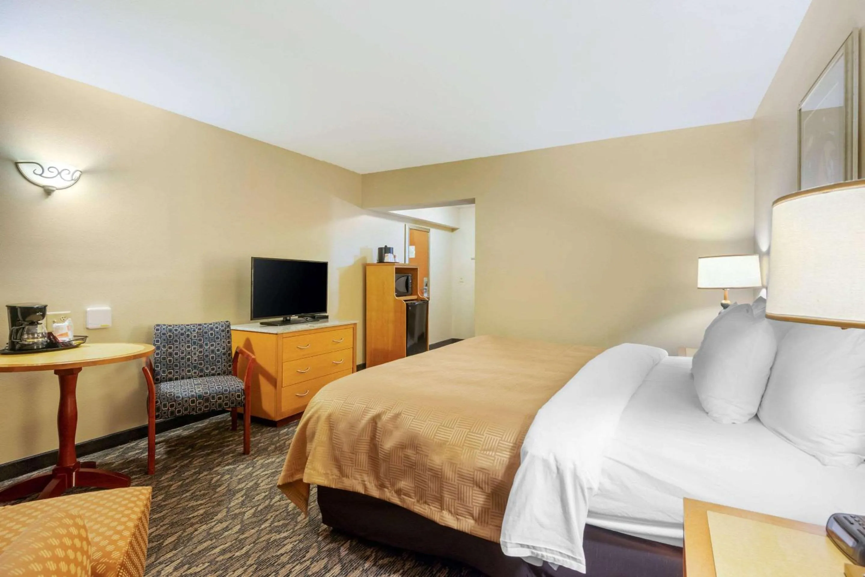 King Room - Accessible/Non-Smoking in Clarion Inn Ormond Beach at Destination Daytona