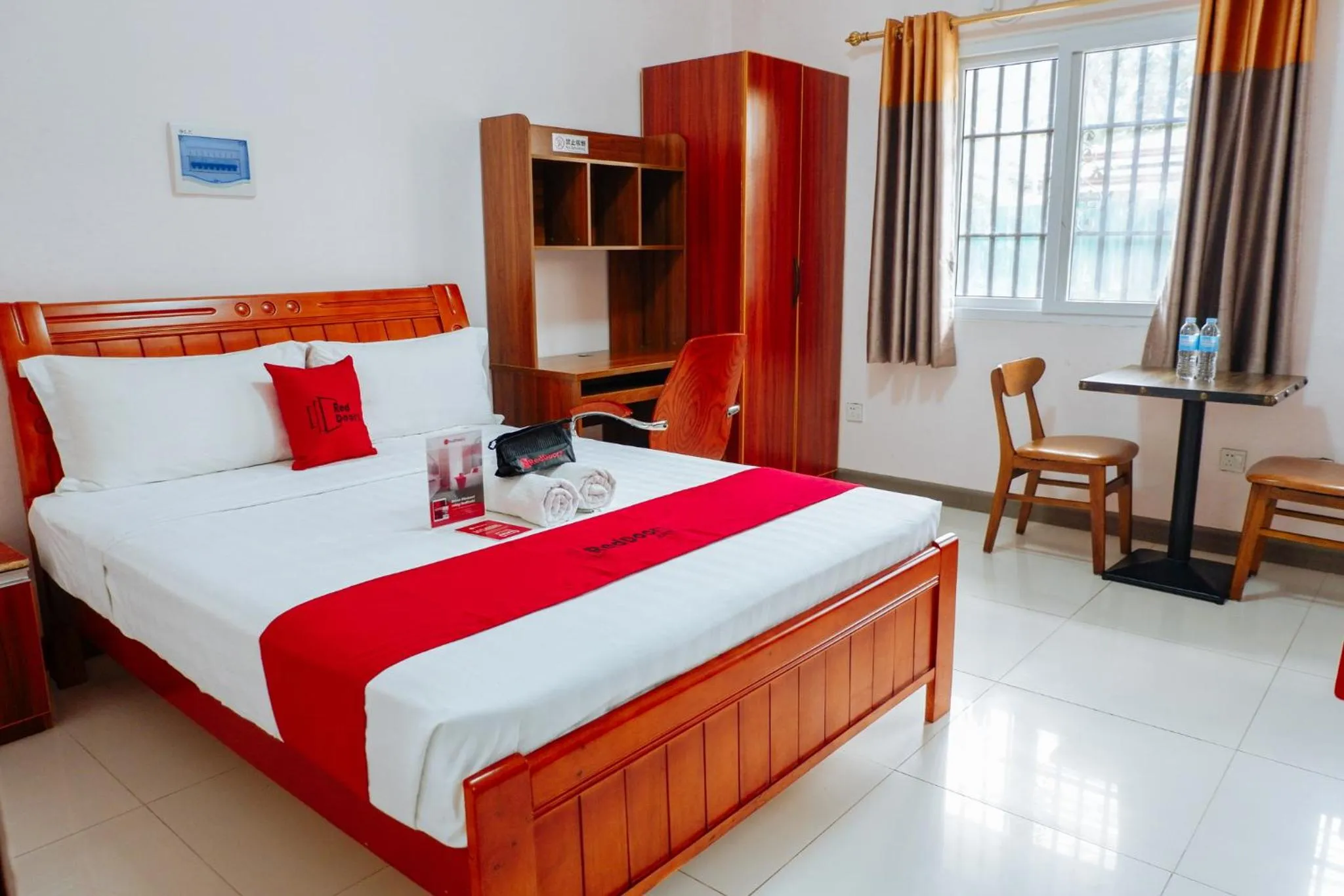 Double Room in RedDoorz Plus near Camella La Brisa Lapulapu