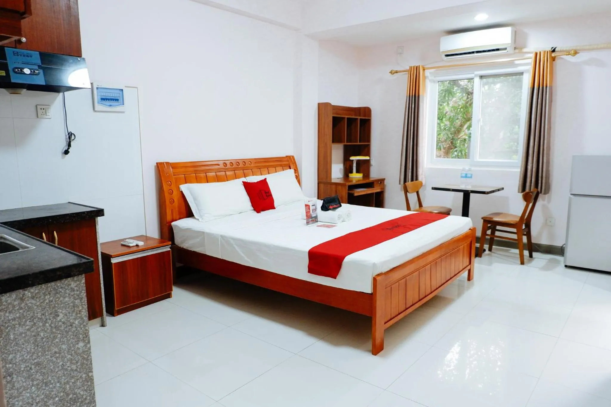 King Room in RedDoorz Plus near Camella La Brisa Lapulapu