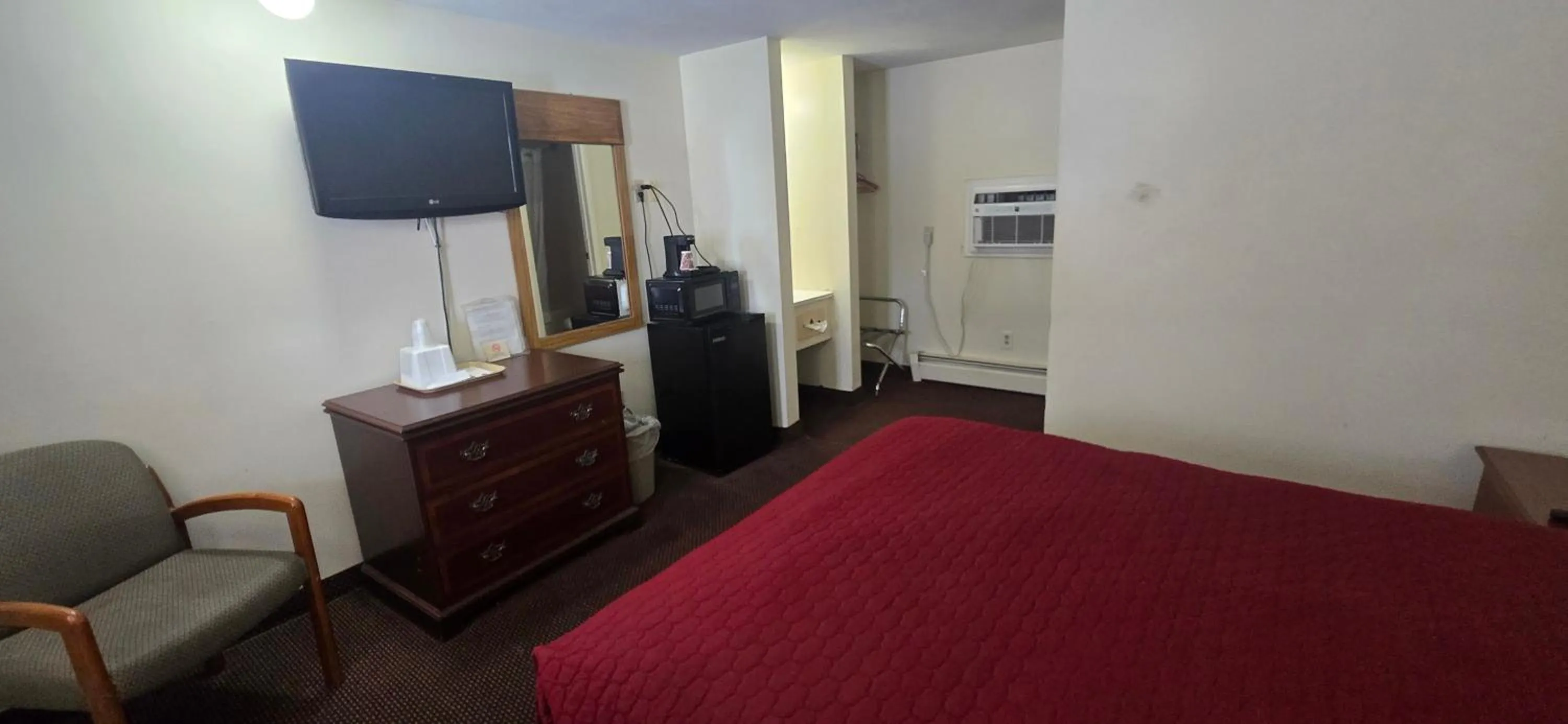 Queen Room - Smoking in Red Carpet Inn Pulaski