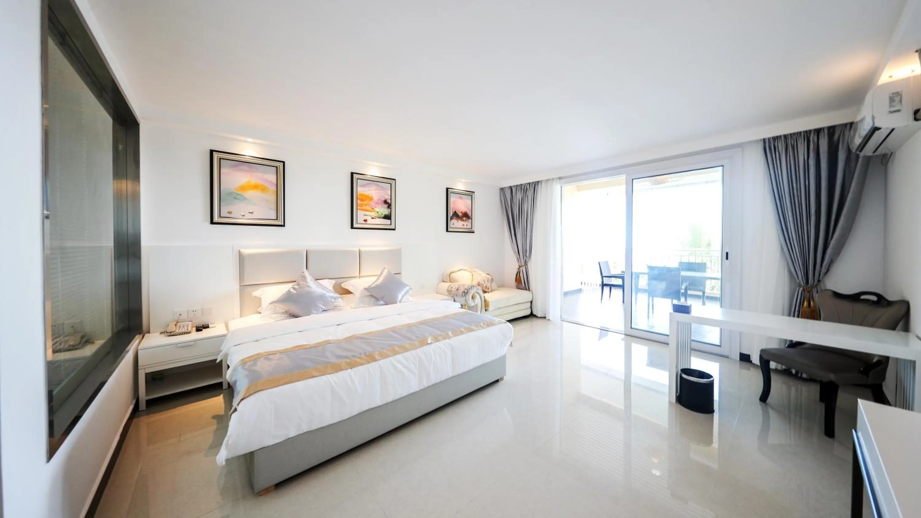 Deluxe Double Room with Balcony and Sea View in Ocean Star Hotel