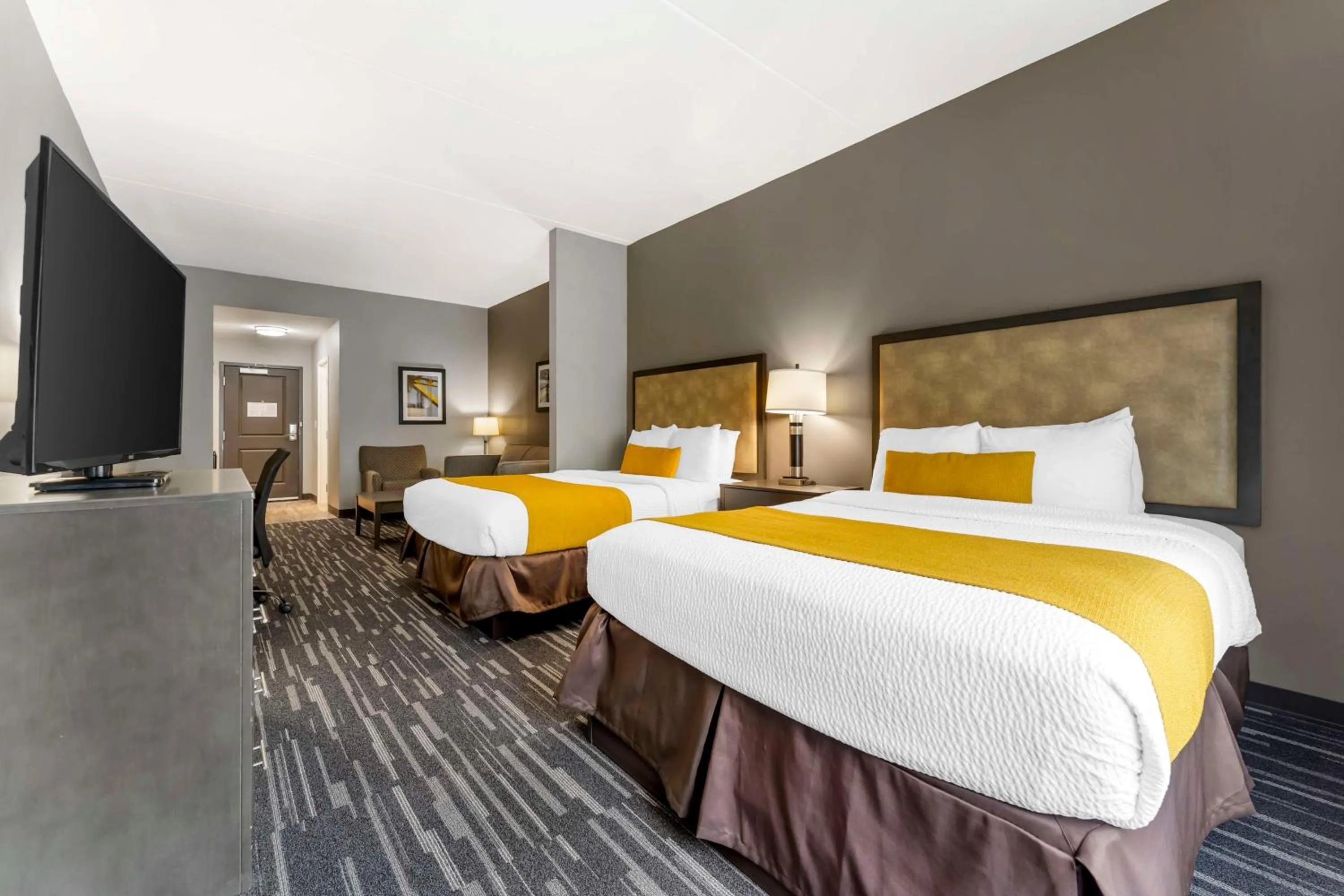 Queen Suite with Two Queen Beds with Sofa Bed in Best Western Plus Cranberry-Pittsburgh North