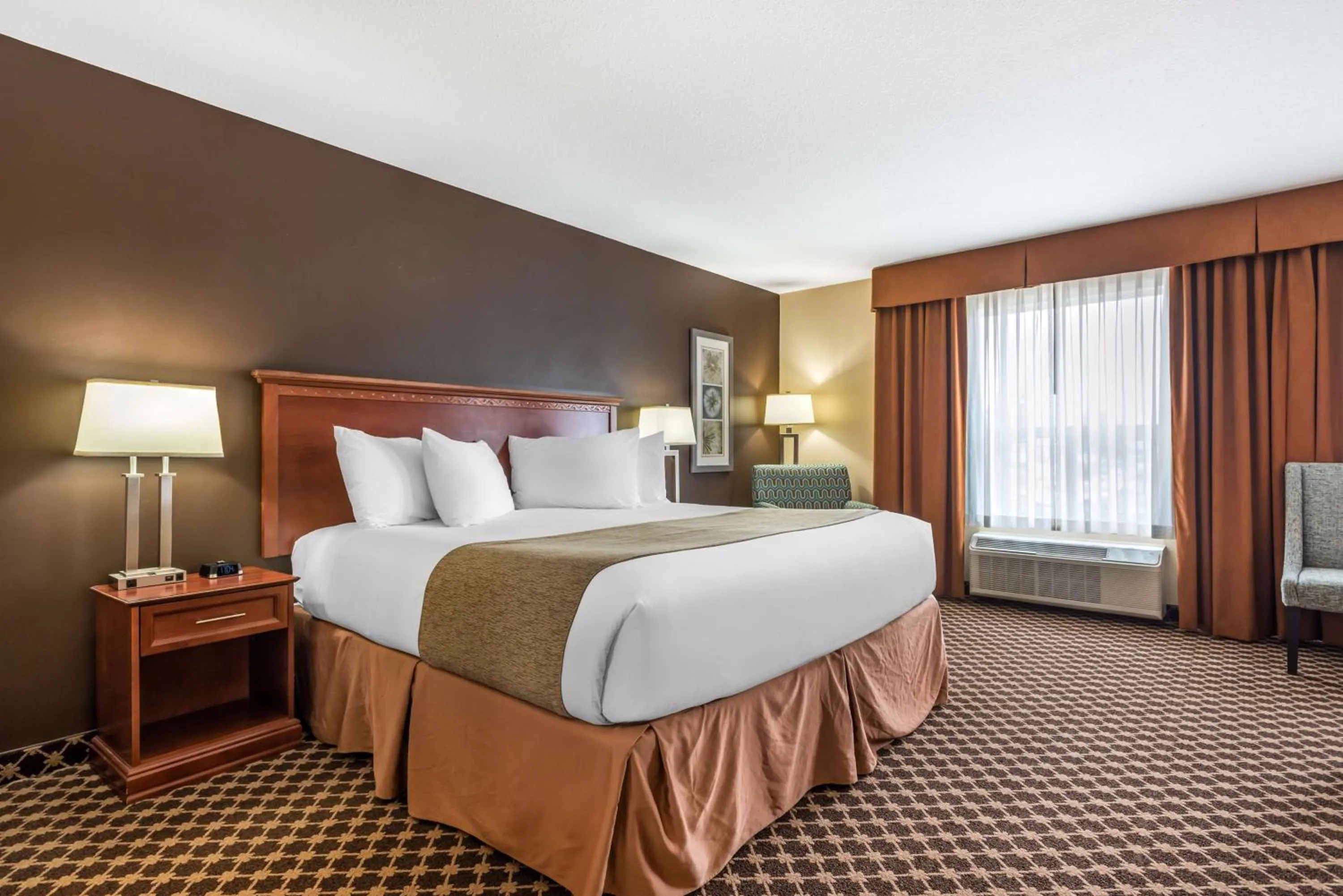 Two-Bedroom Queen Suite with Sofa Bed in Best Western Strathmore Inn