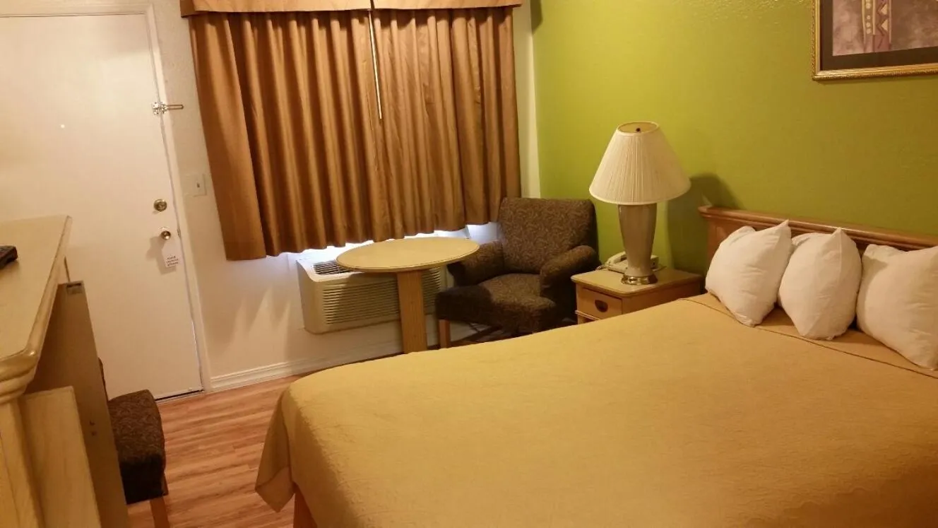 Queen Suite in Kelseyville Motel