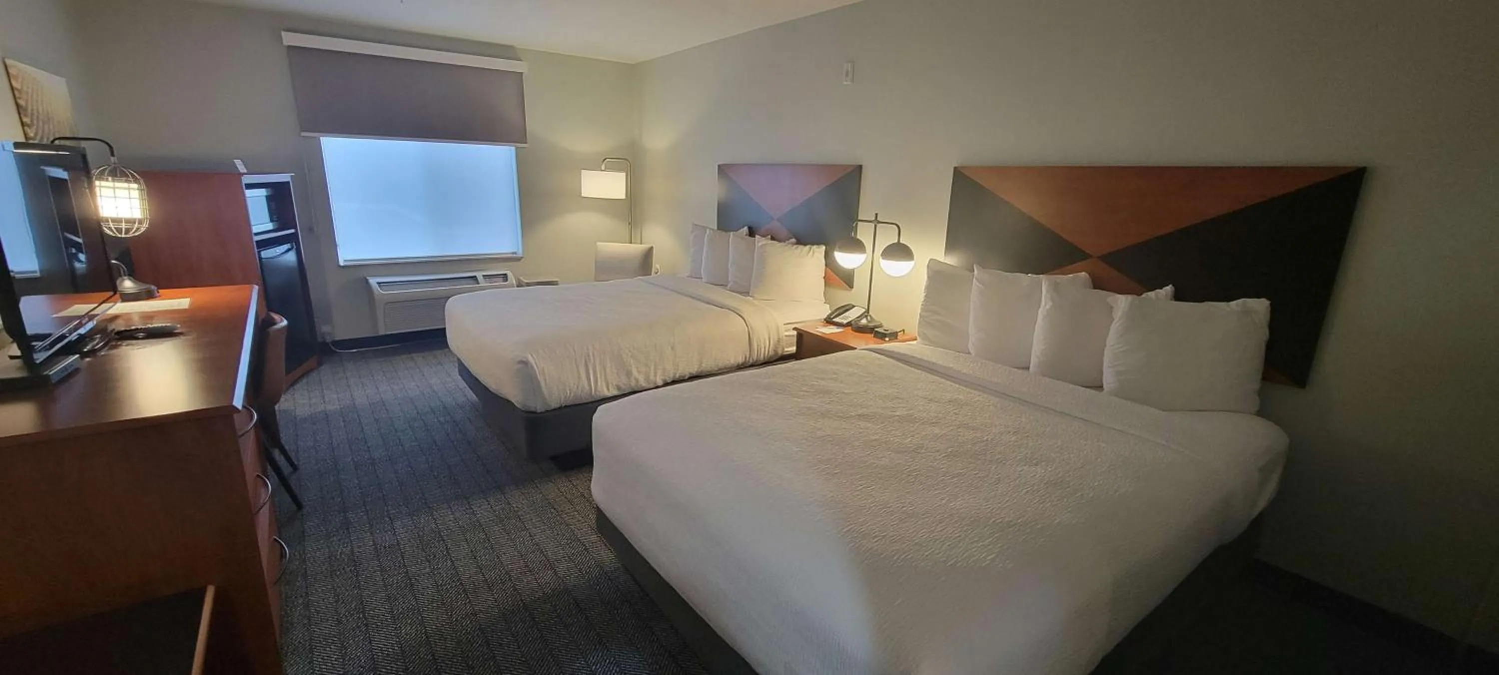 Queen Room with Two Queen Beds and Mobility Accessible Bathtub in Best Western Kennewick Tri-Cities Center