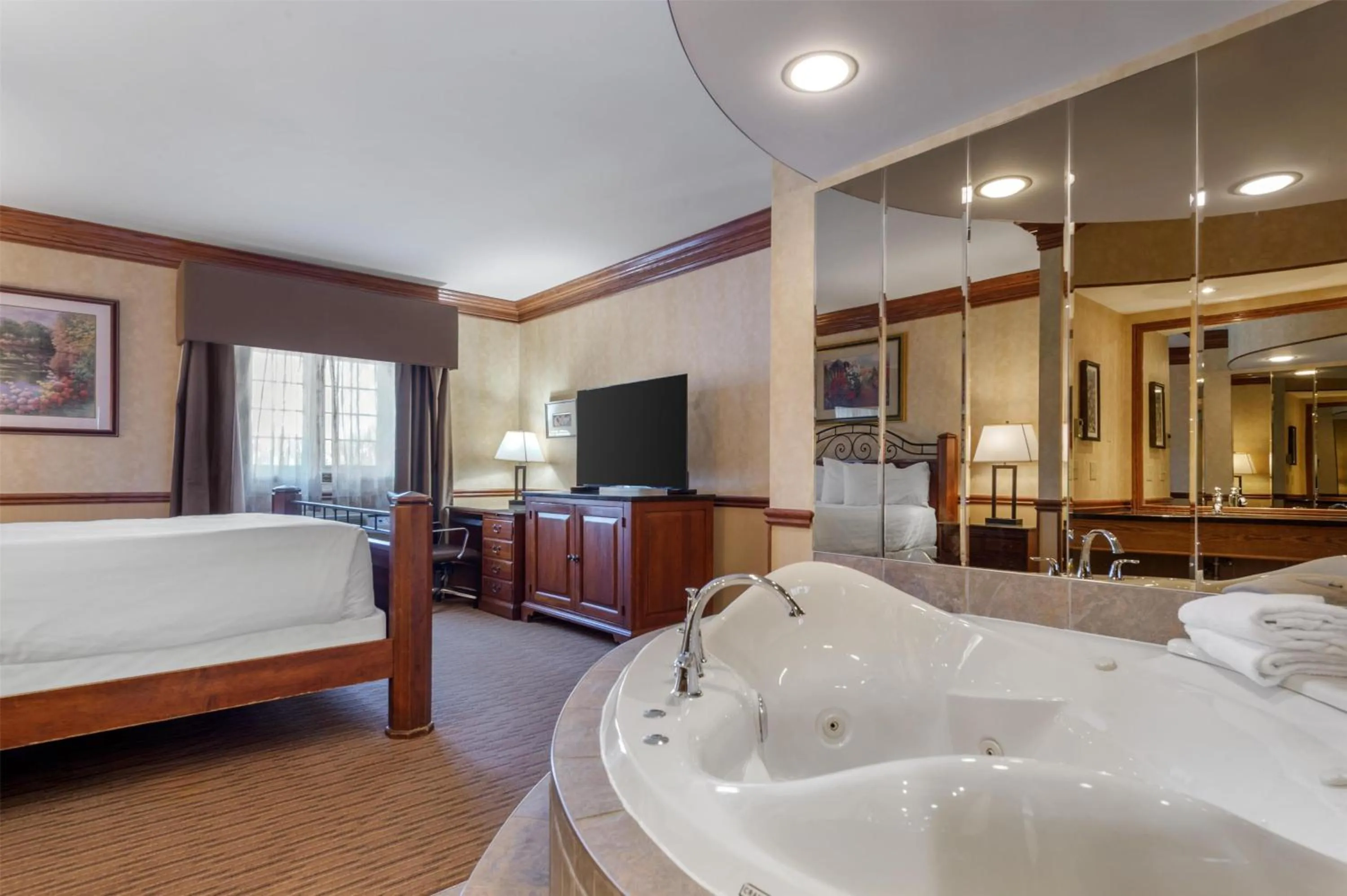 King Suite with Jetted Tub - Non-Smoking in Best Western Parkway Inn & Conference Centre