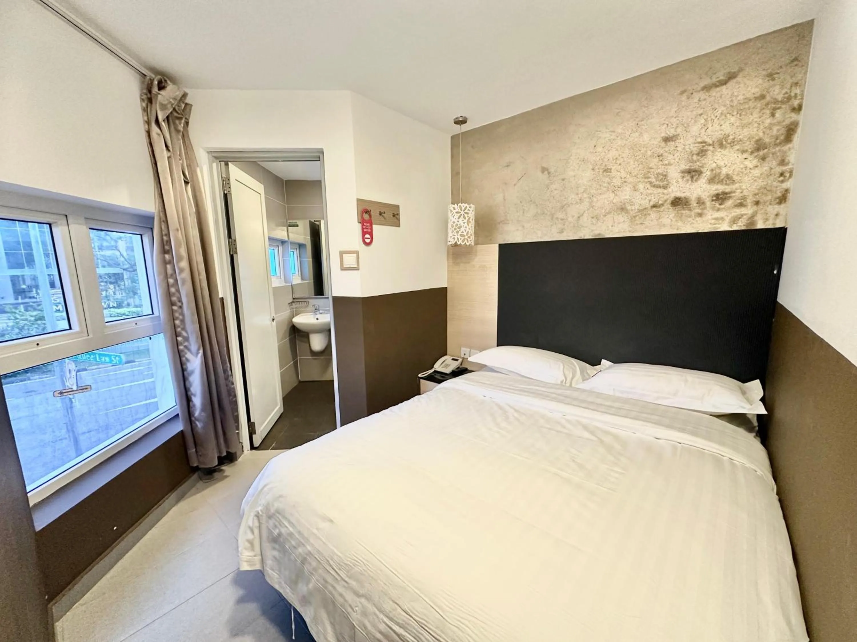 SNOOZE Deluxe Queen in The Snooze Hotel at Bugis