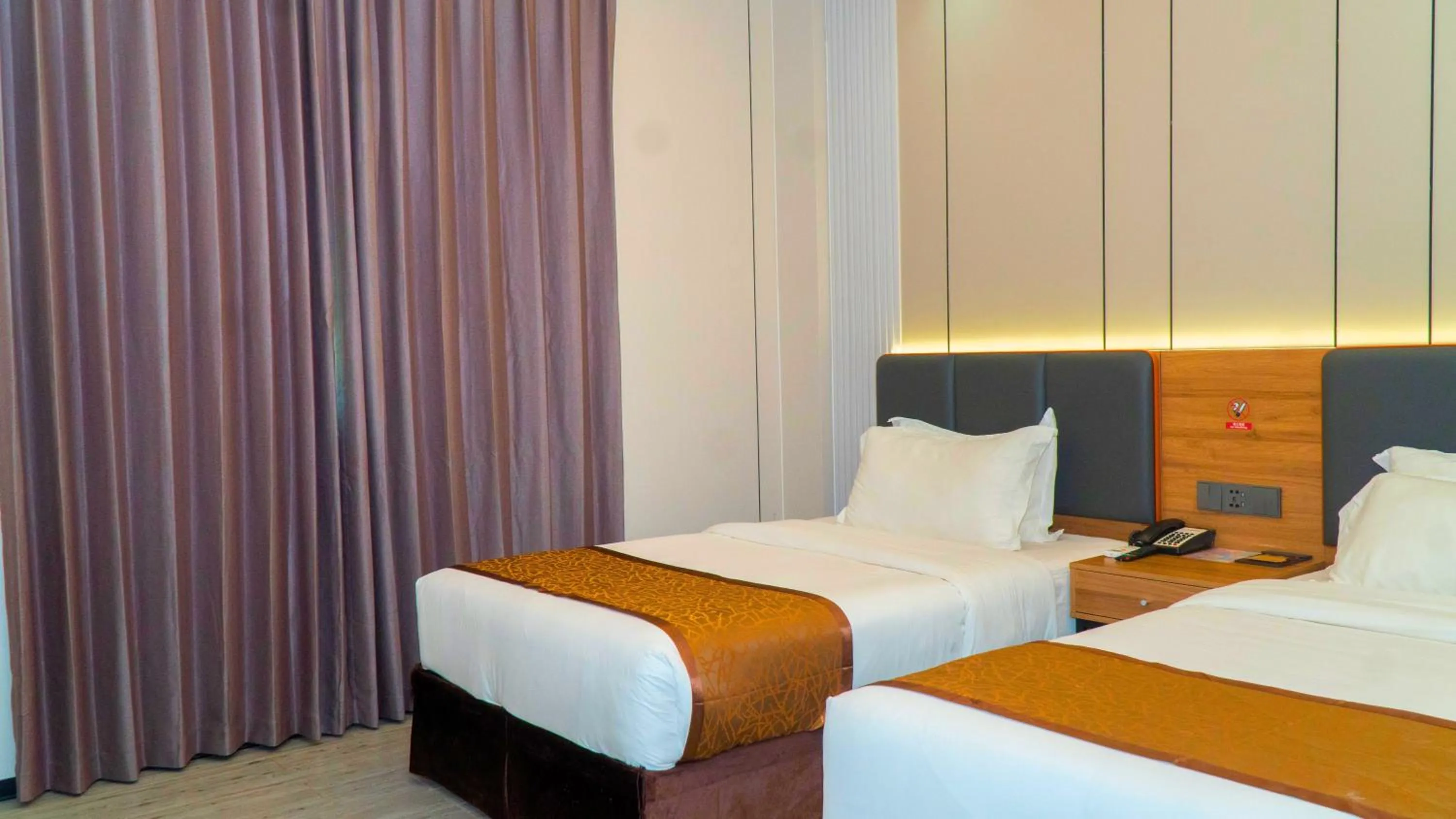 Superior Twin Room in Vienna Hotel