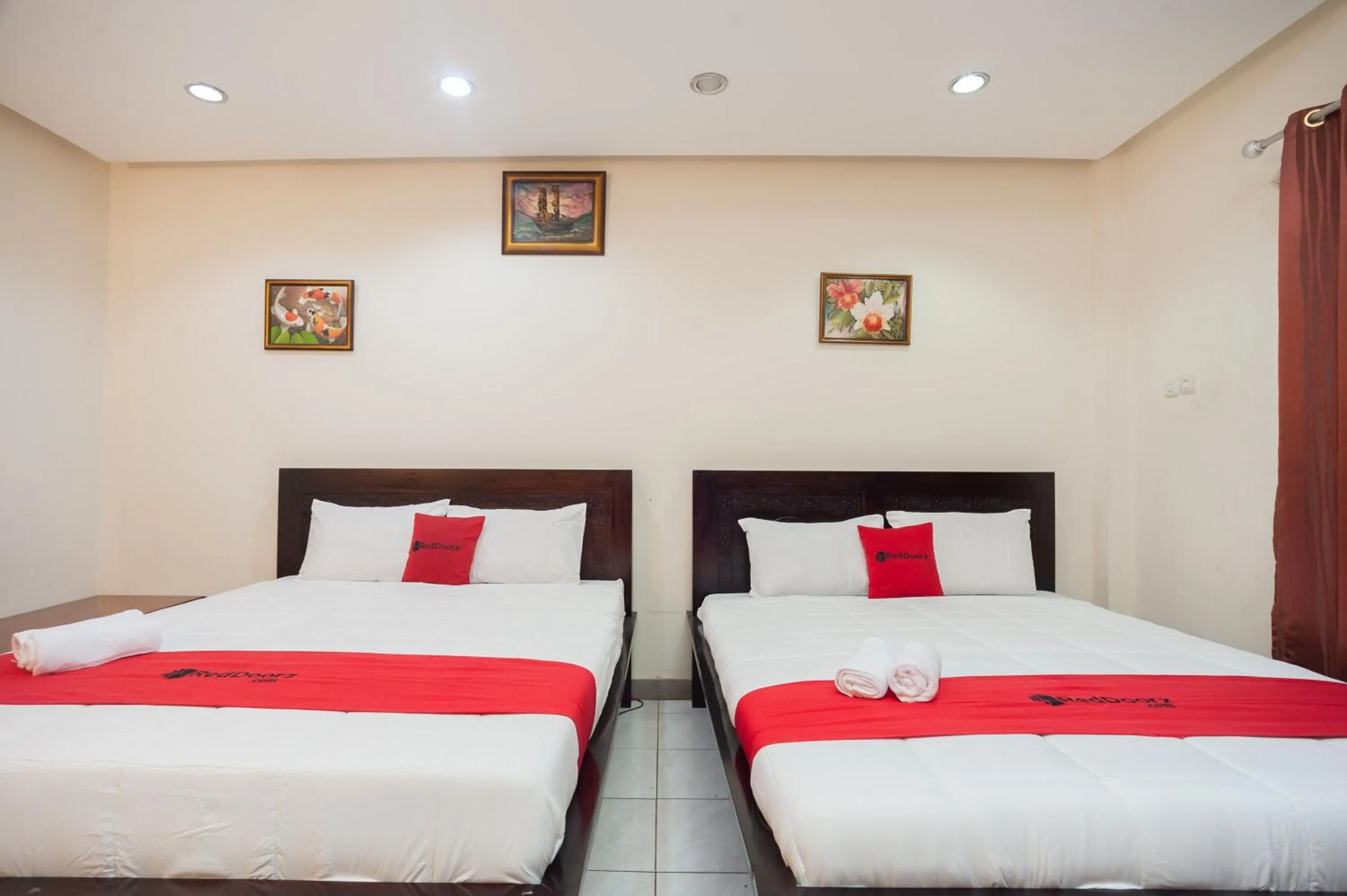 Deluxe Twin Room in RedDoorz Plus near Universitas Indonesia