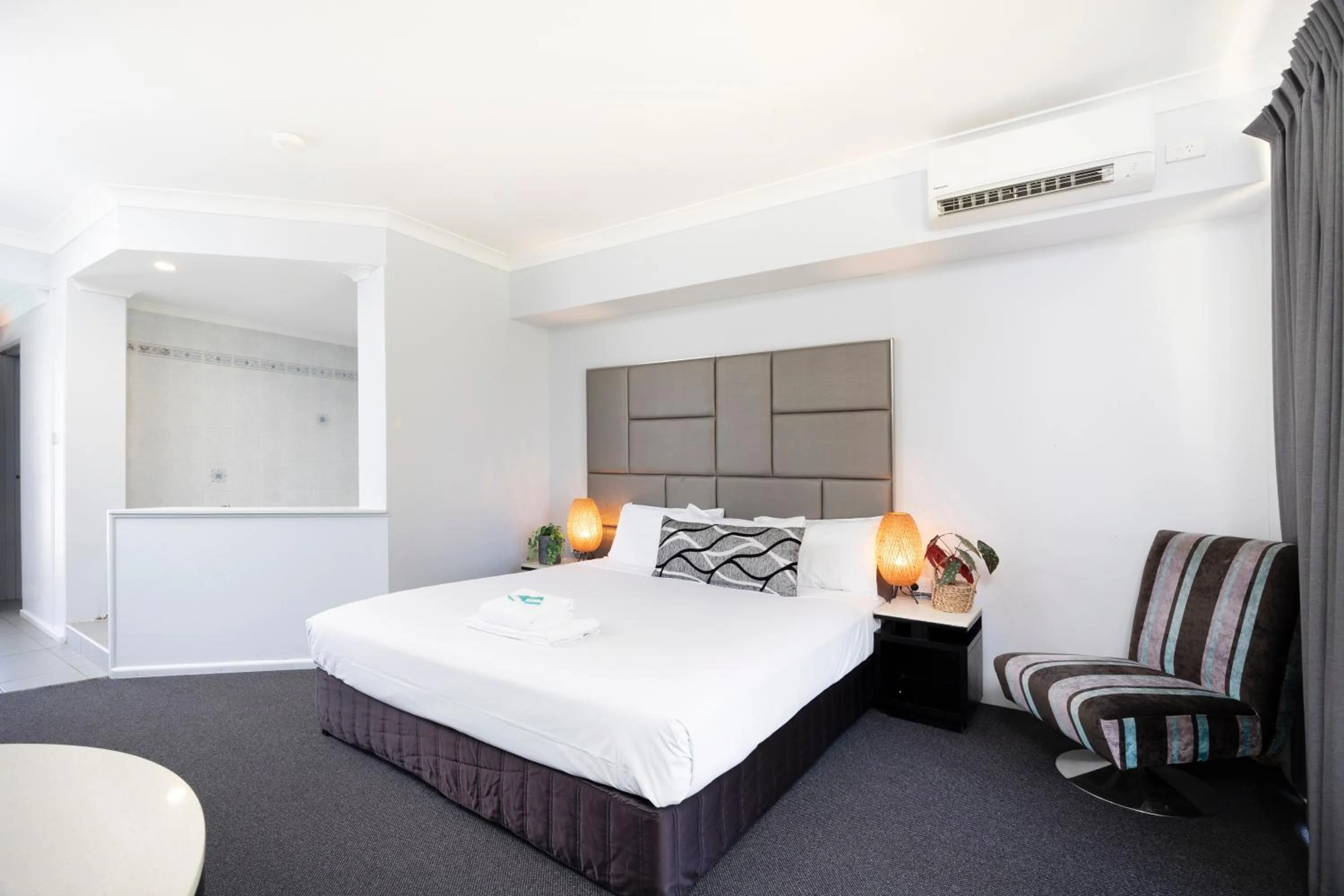 Deluxe Suite with Spa Bath in Island Palms Motor Inn