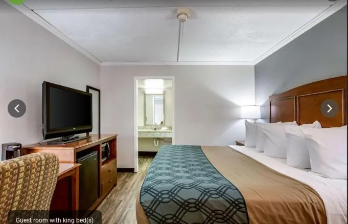 King Room - Non-Smoking in Travelodge by Wyndham Canton-Livonia Area, MI