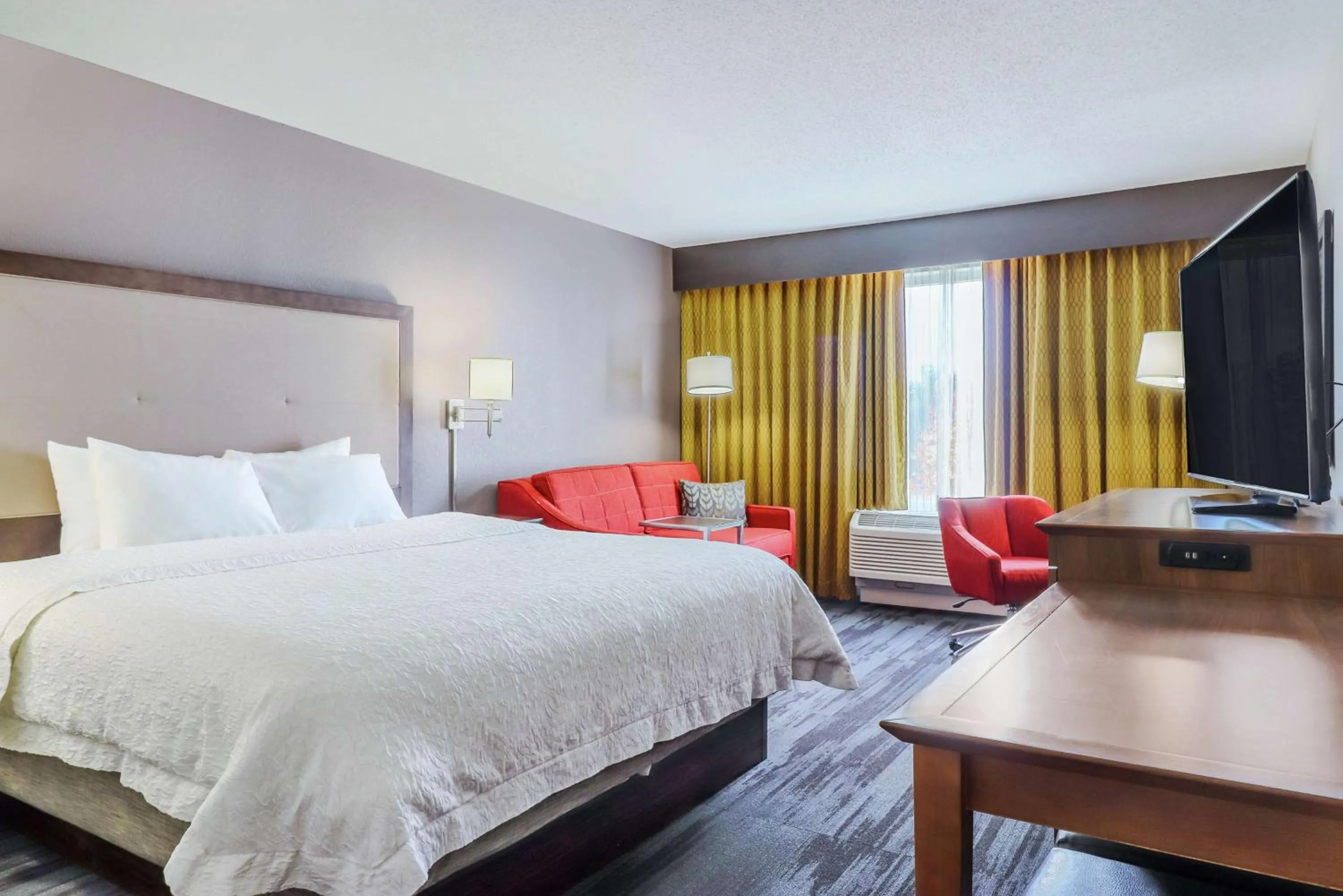 King Room with Sofa Bed in Hampton Inn Heath