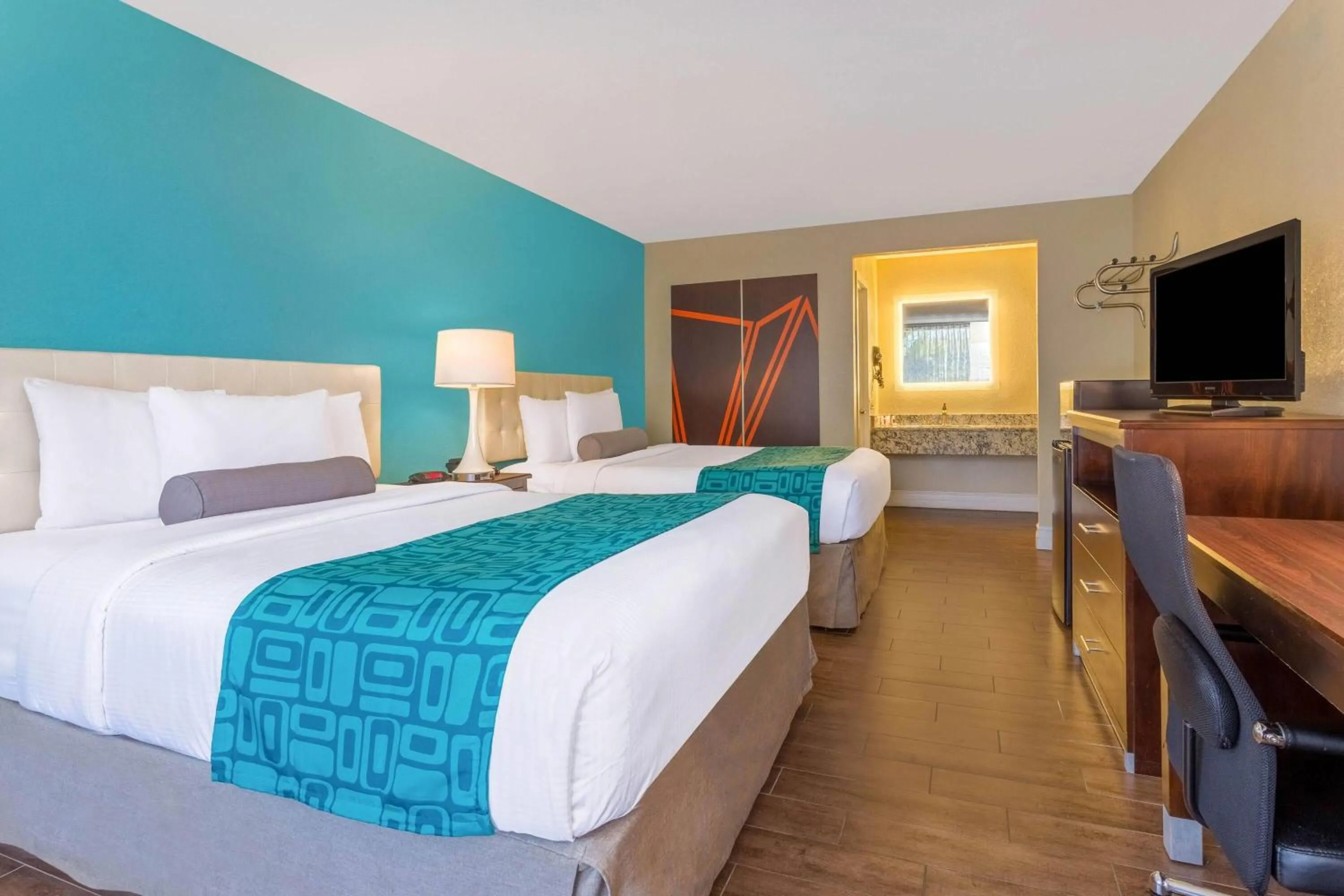 2 Queen Beds, Courtyard View, Non-Smoking  in Howard Johnson by Wyndham Lakeland