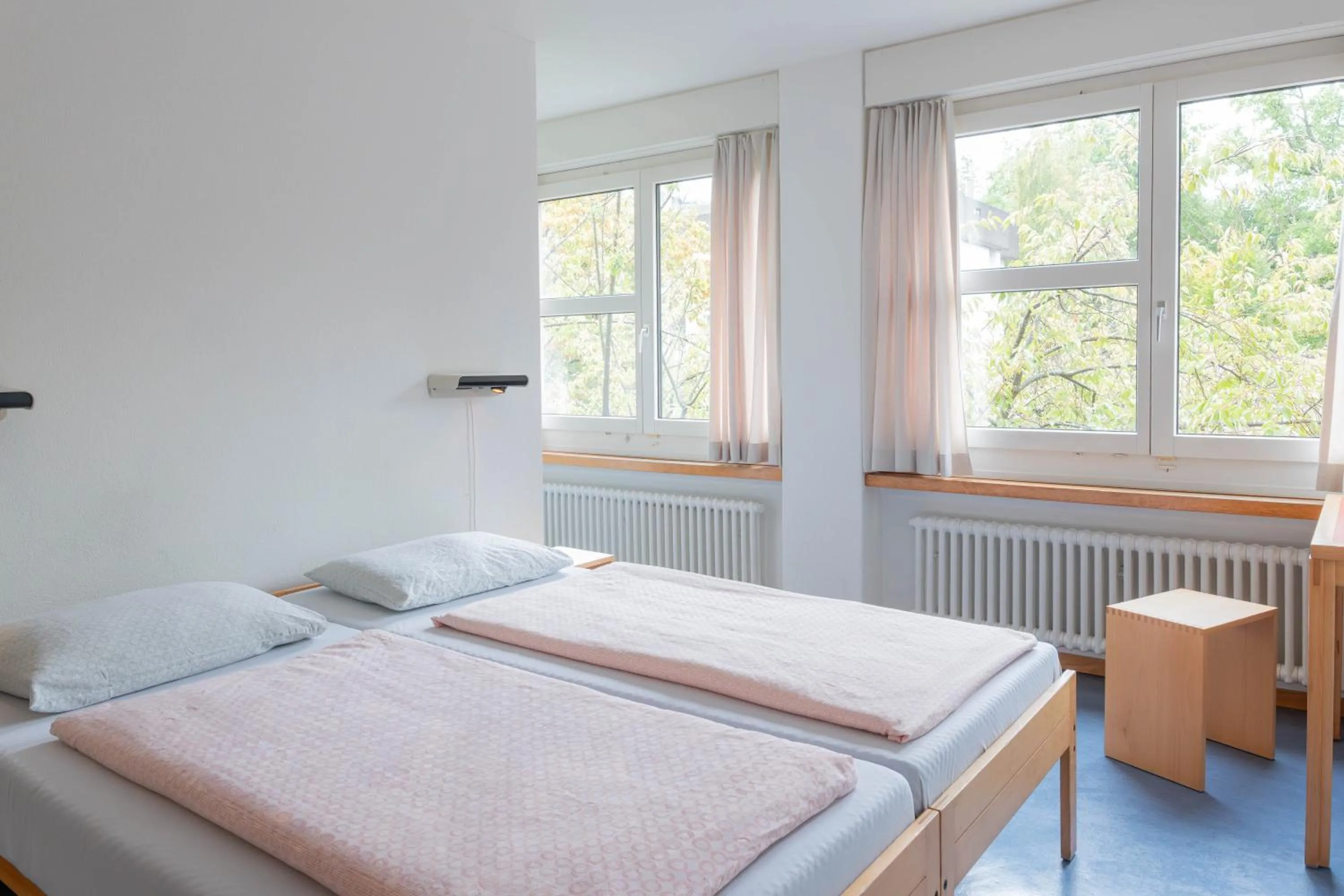 Single Room with Private Bathroom in Zurich Youth Hostel