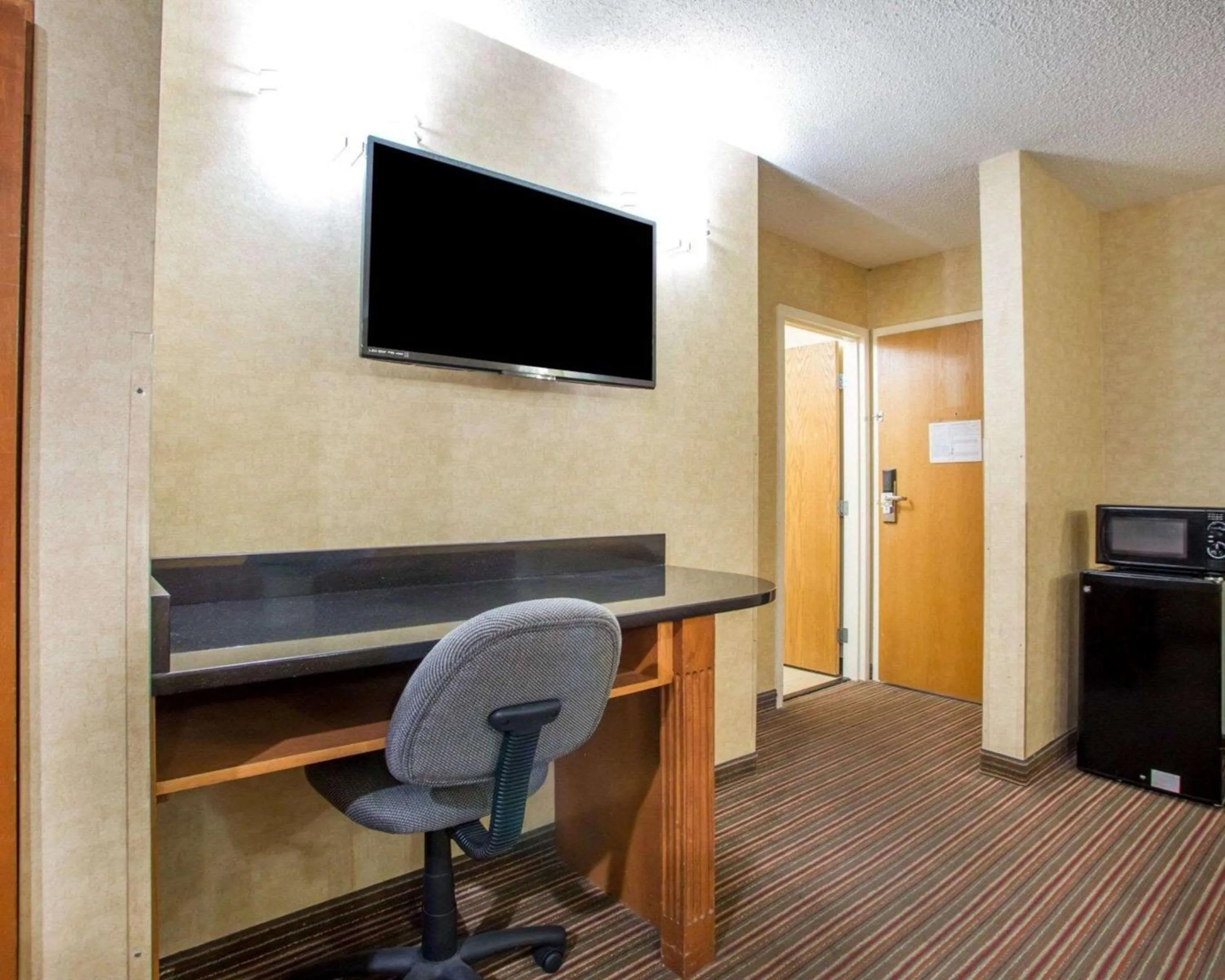 Queen Room - Accessible/Nonsmoking in Quality Inn & Suites North-Polaris