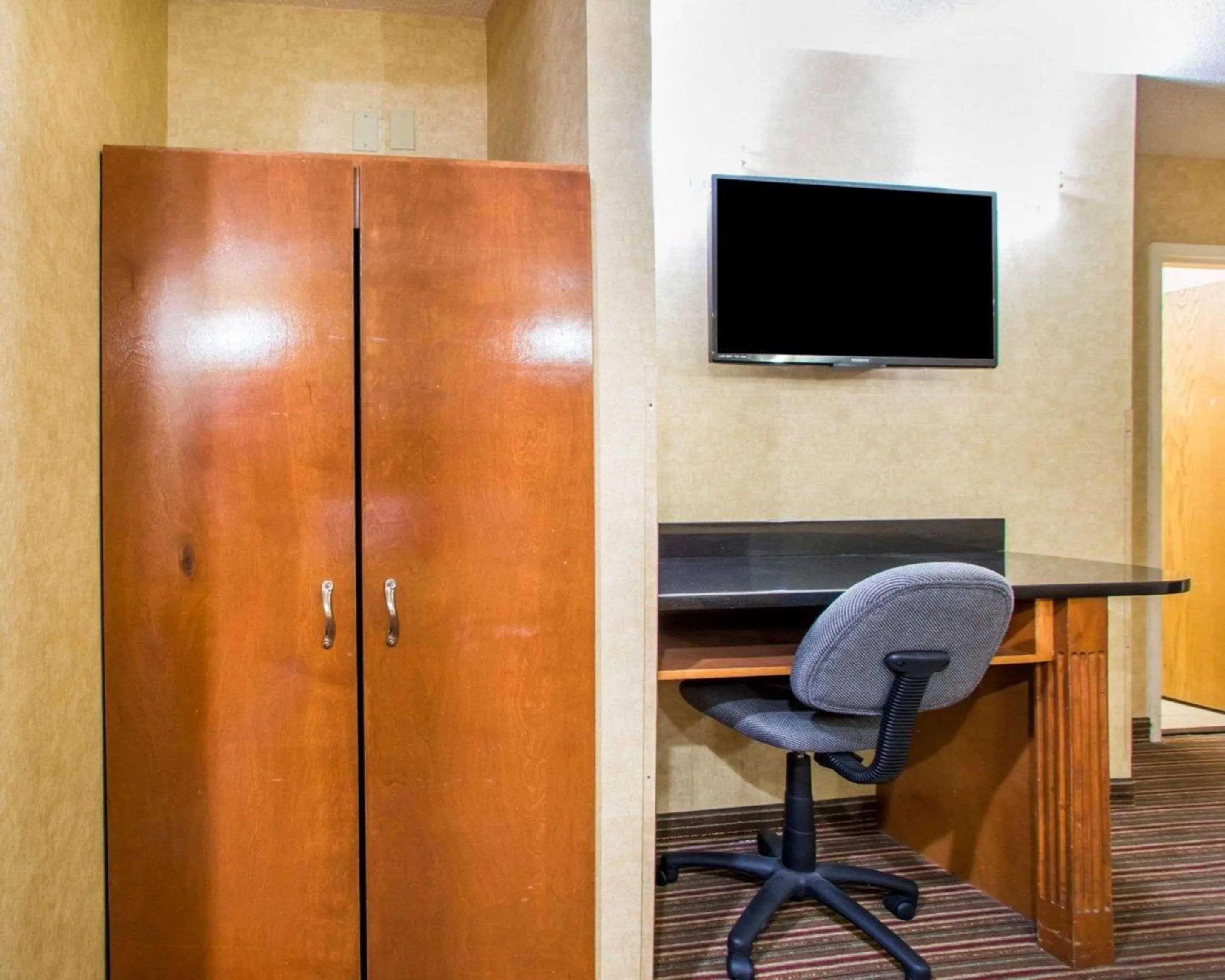 Queen Room - Non-Smoking in Quality Inn & Suites North-Polaris