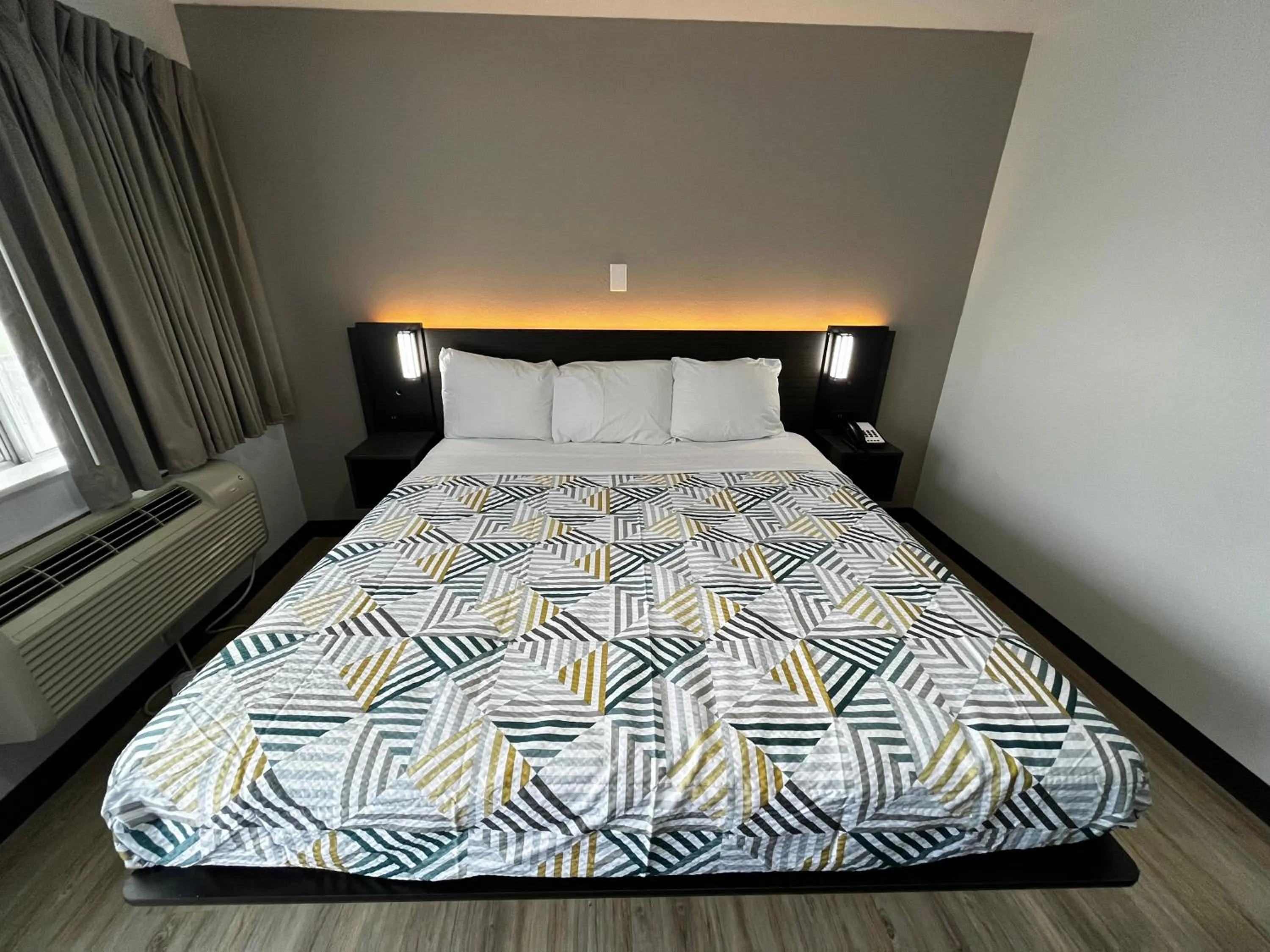 King Room - Non-Smoking in Studio 6 Lafayette, LA I-10 & I-49 N