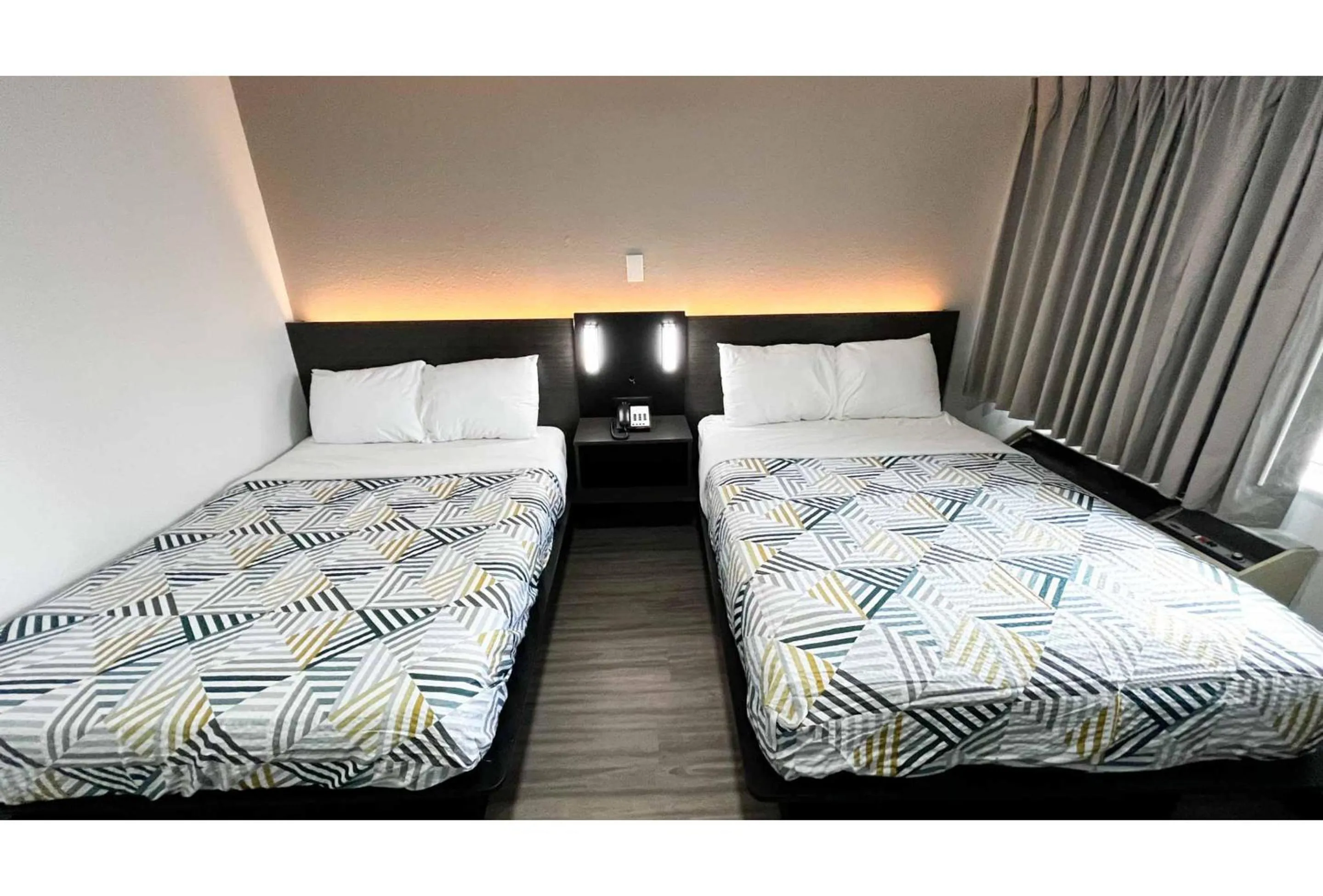 Deluxe Quadruple Room - Smoking in Studio 6 Lafayette, LA I-10 & I-49 N