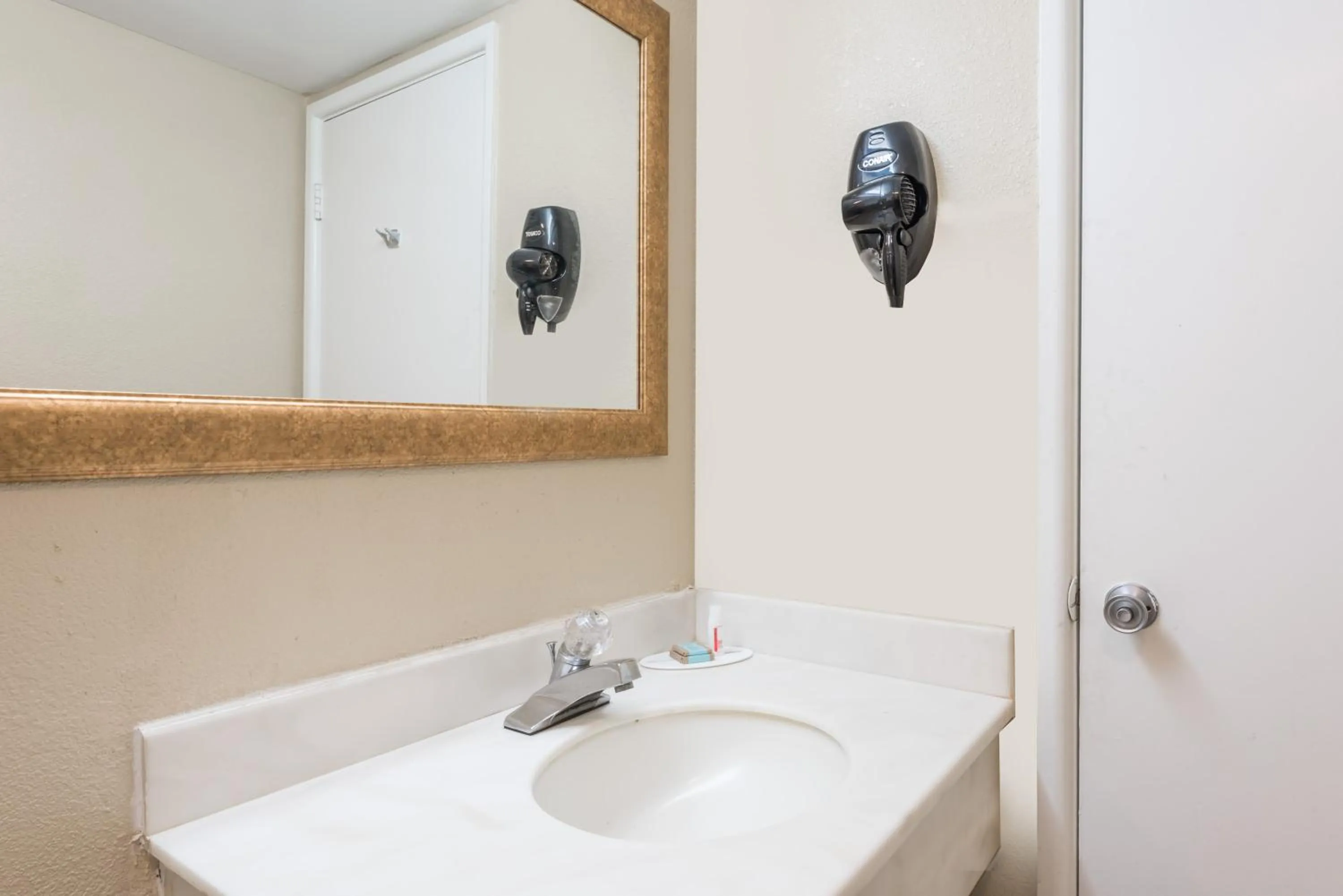 Standard Double Room with Two Double Beds - Smoking in Red Carpet Inn Lancaster