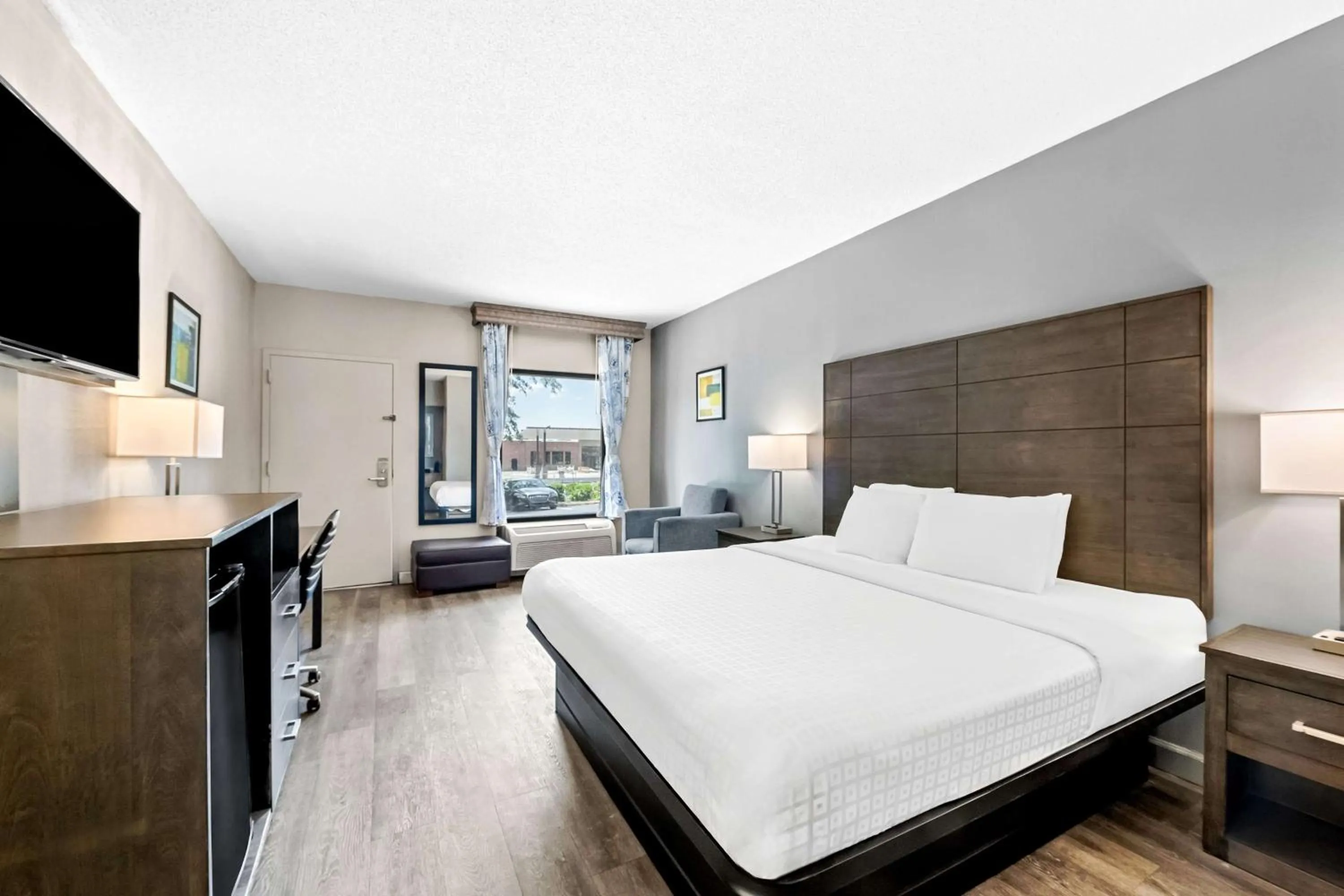 King Room - Pet Friendly/Non-Smoking in SureStay Plus Hotel by Best Western Southern Pines Pinehurst