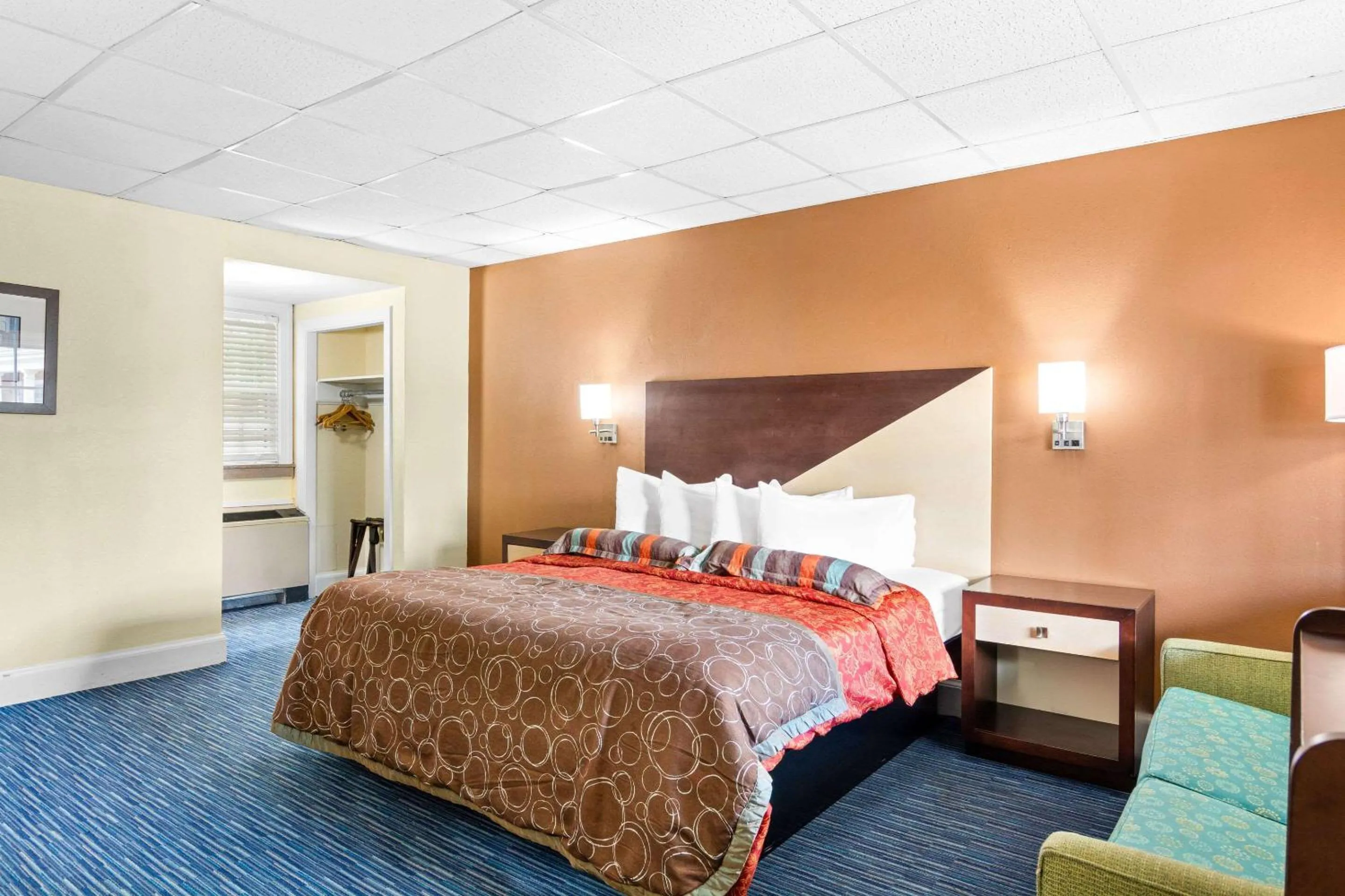 King Room with Sofa Bed - Non-Smoking in Rodeway Inn Historic