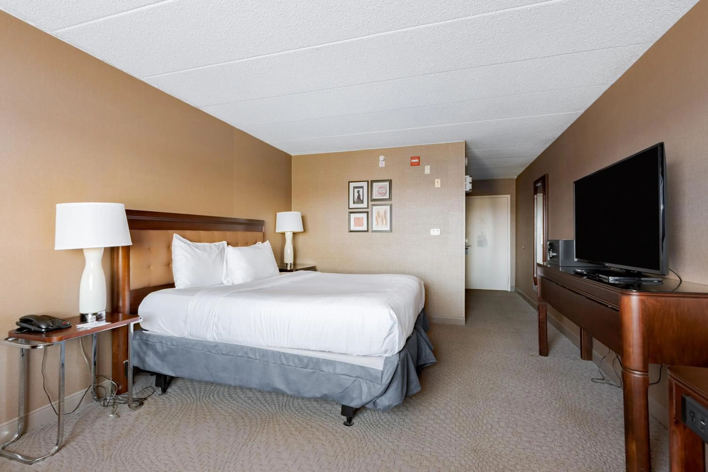 Deluxe King Room - Non-Smoking in Wyndham Omaha Hotel - West Dodge