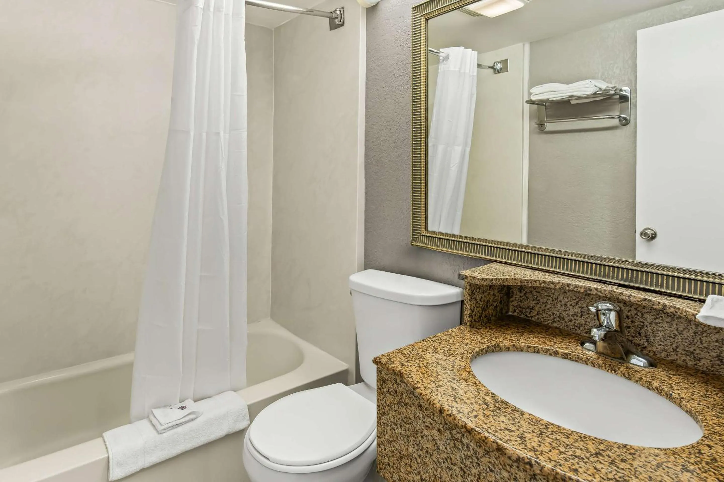 Quadruple Room - Disability Access in Motel 6 Lester - Philadelphia Airport