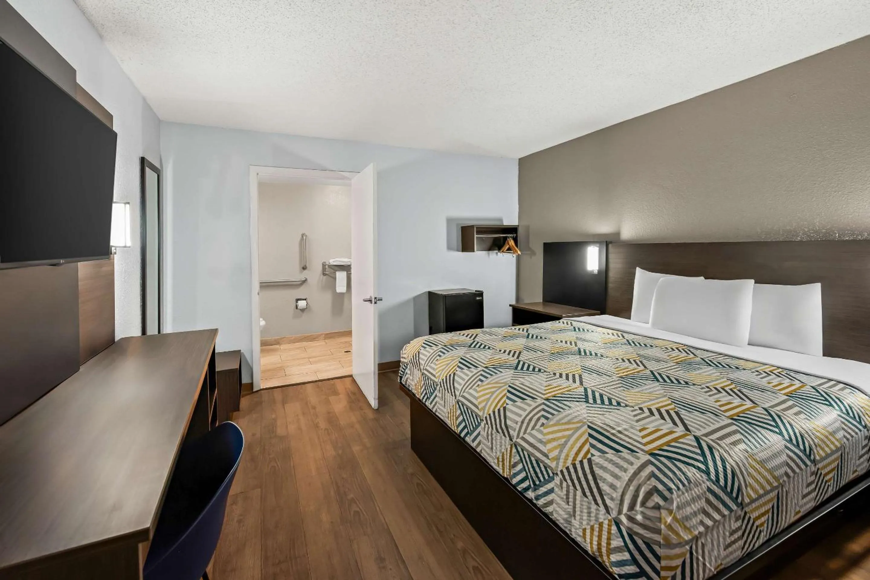 King Room with Roll-In Shower - Disability Access in Motel 6 Lester - Philadelphia Airport