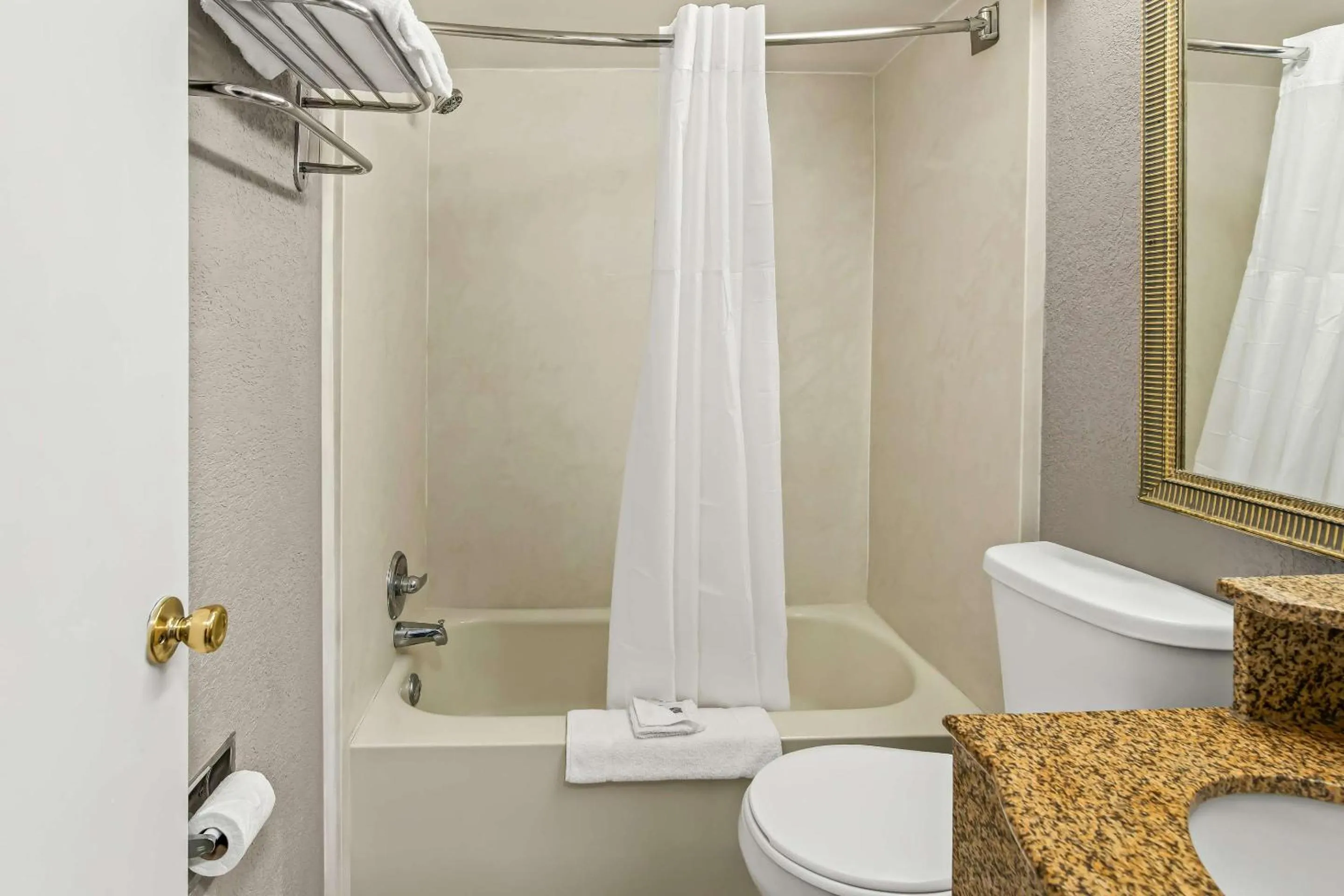 Quadruple Room - Non-Smoking in Motel 6 Lester - Philadelphia Airport