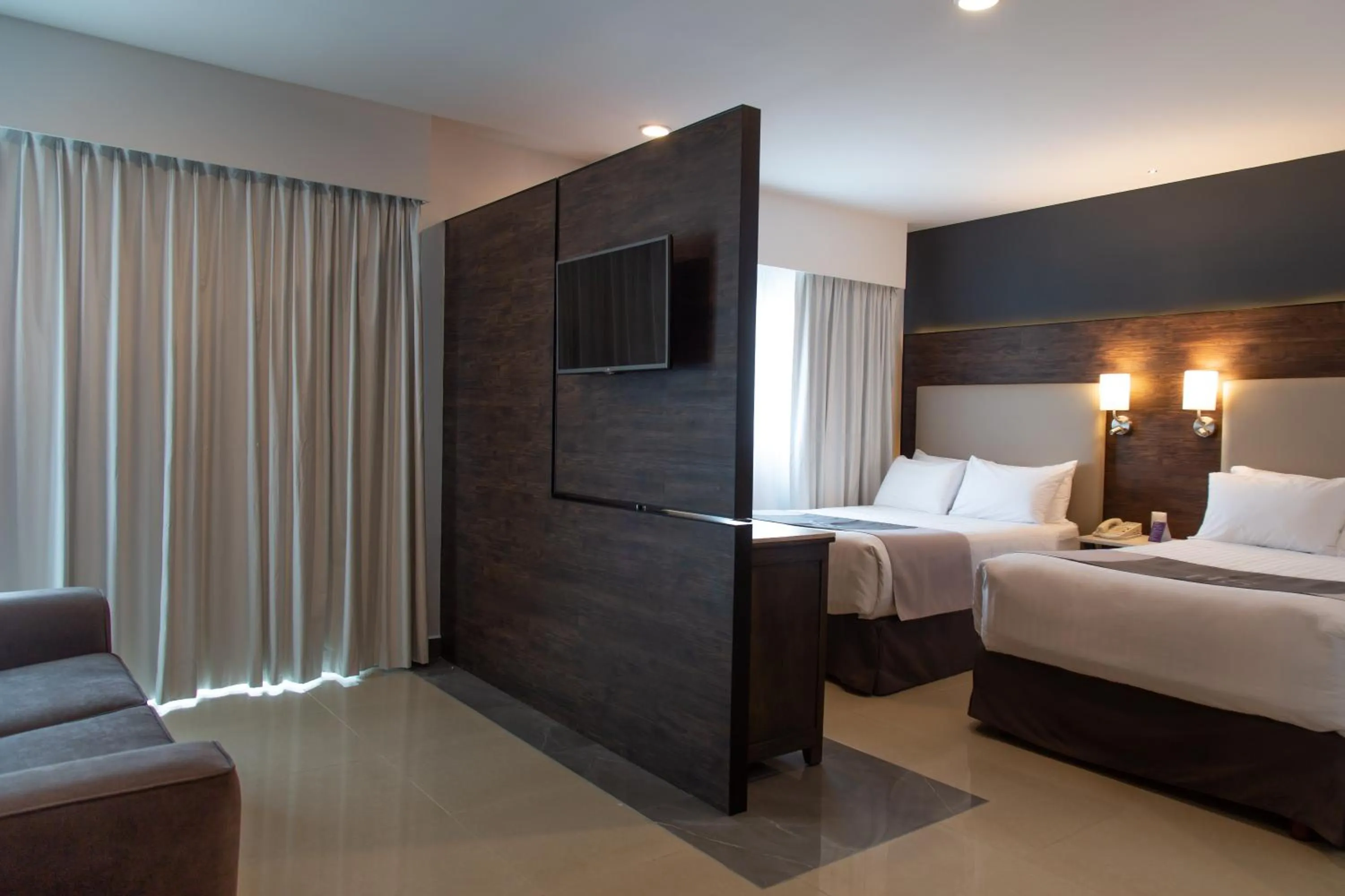 Deluxe Queen Suite in HS HOTSSON Smart León Centro Max