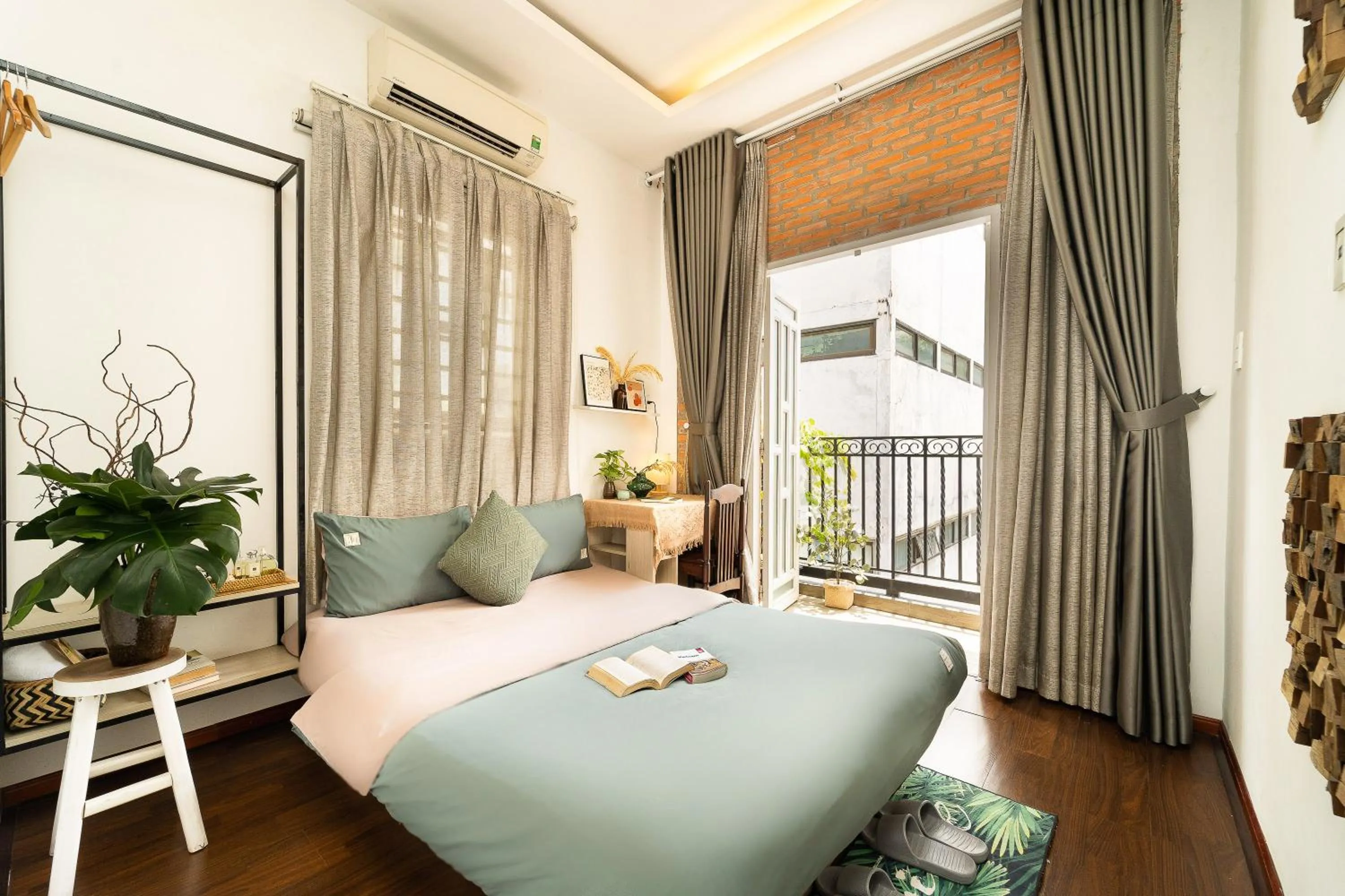 Deluxe Double Room with Balcony in Cactusland Homestay - Tran Hung Dao