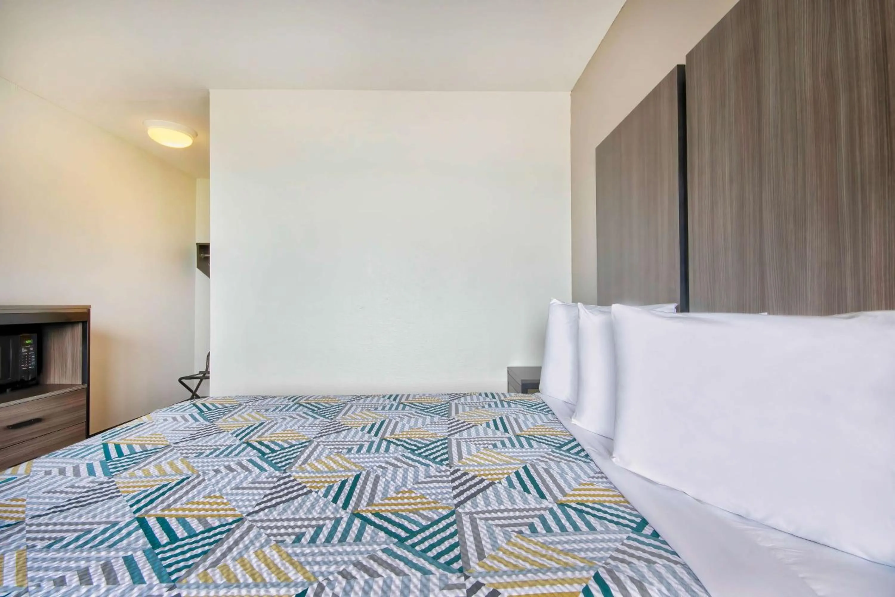 Queen Room - Disability Access - Non-Smoking in Motel 6 Jonesboro