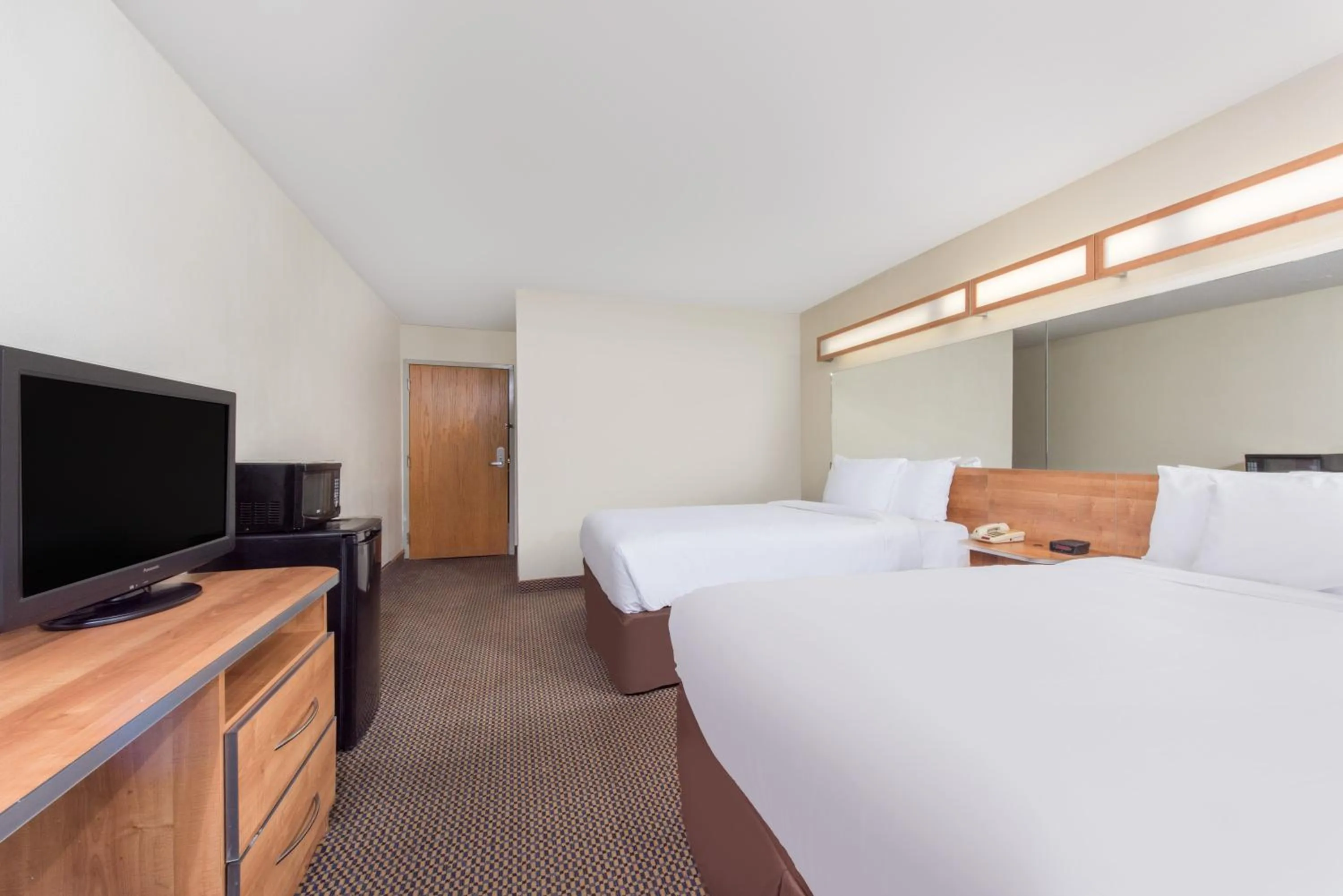 Queen Room with Two Queen Beds - Smoking in Knights Inn Allentown