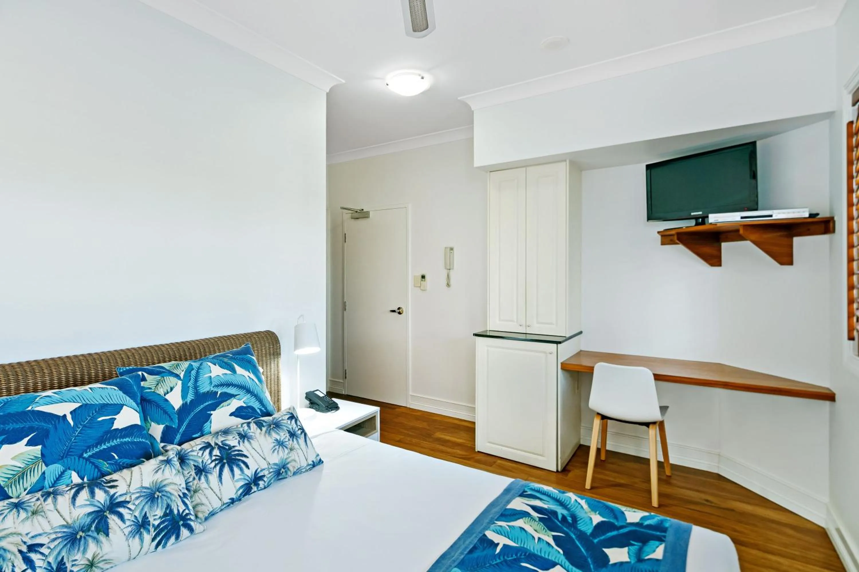 Two-Bedroom Suite with Spa Bath - Dual Key in Mantra on the Inlet