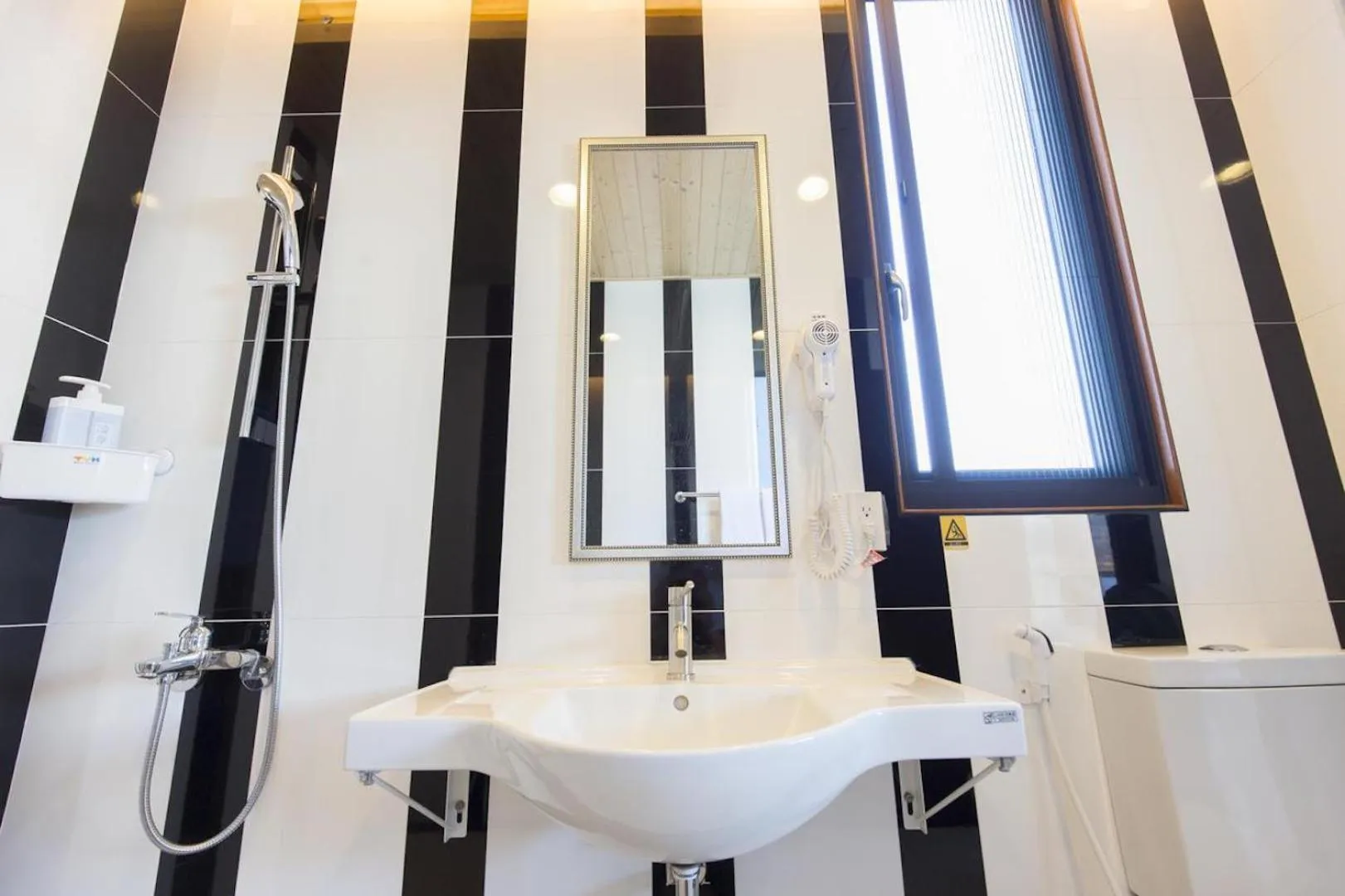 Quadruple Room with Shower in 東立方旅宿-East Cube B&B